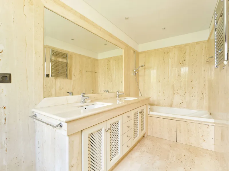 Situated in the prestigious Doncella Beach area, Estepona, this exquisite ground floor apartment offers an unparalleled blend of luxury and convenience. Boasting a prime front-line beach location, the property provides direct access to the sea and is with