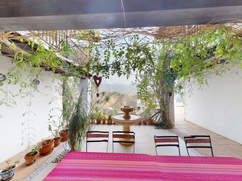 Are you looking for an oasis in harmony with nature? A place of peace and relaxation, where time runs a little slower? Yes?! Then we would like to show you this fantastic villa, in the mountains of Torrox. It offers an imposing, grand main house, a separa