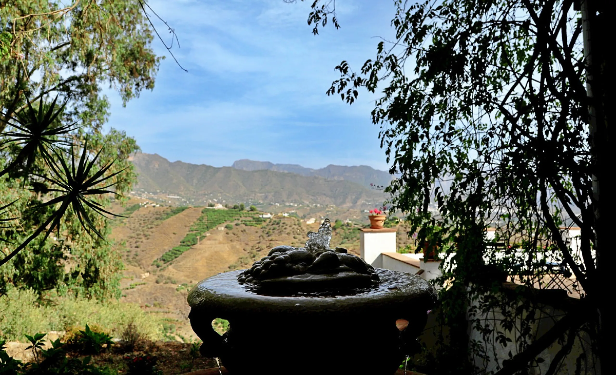 Are you looking for an oasis in harmony with nature? A place of peace and relaxation, where time runs a little slower? Yes?! Then we would like to show you this fantastic villa, in the mountains of Torrox. It offers an imposing, grand main house, a separa