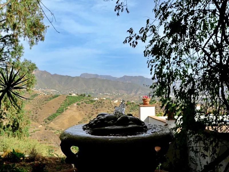 Are you looking for an oasis in harmony with nature? A place of peace and relaxation, where time runs a little slower? Yes?! Then we would like to show you this fantastic villa, in the mountains of Torrox. It offers an imposing, grand main house, a separa