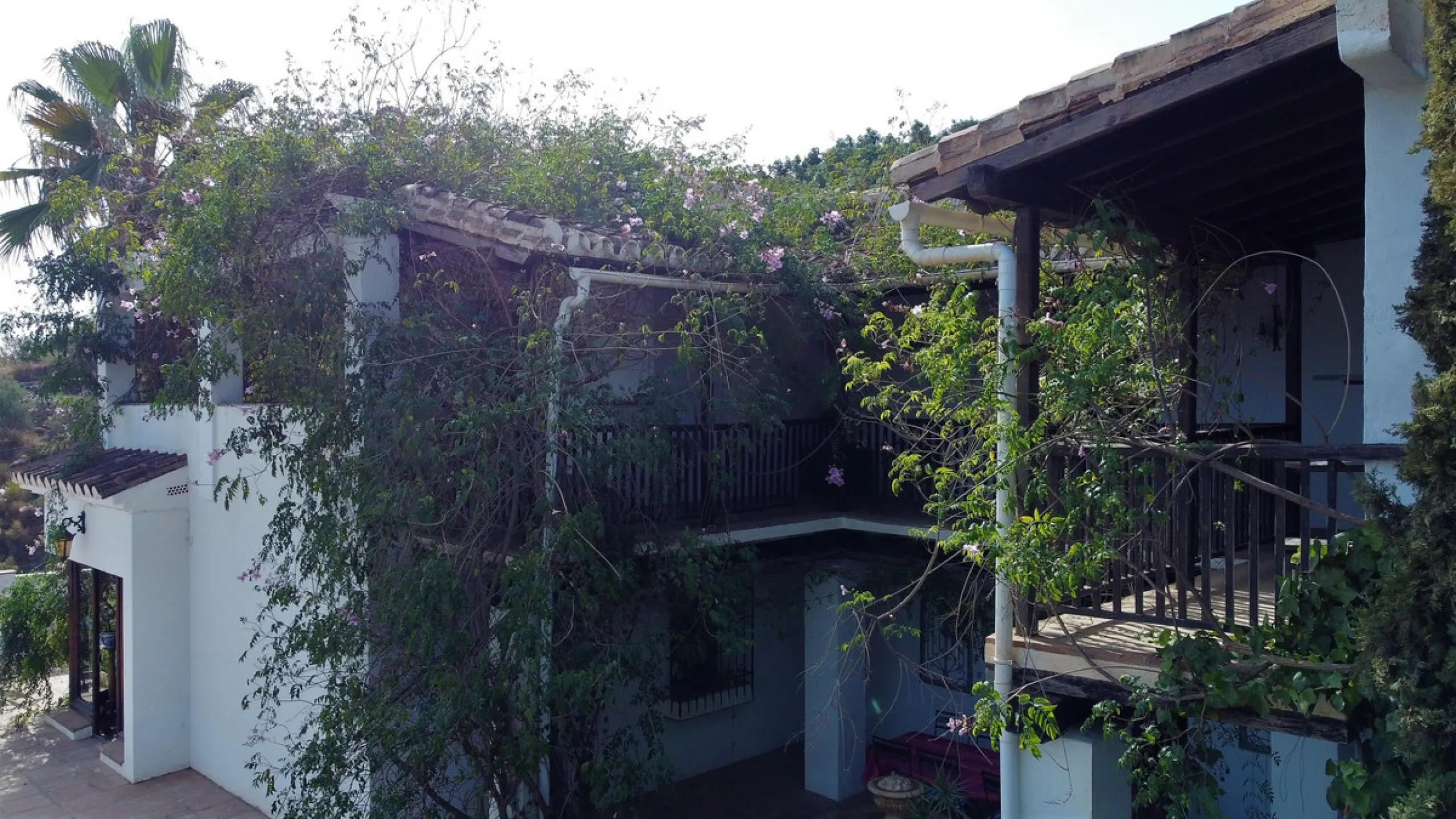 Are you looking for an oasis in harmony with nature? A place of peace and relaxation, where time runs a little slower? Yes?! Then we would like to show you this fantastic villa, in the mountains of Torrox. It offers an imposing, grand main house, a separa