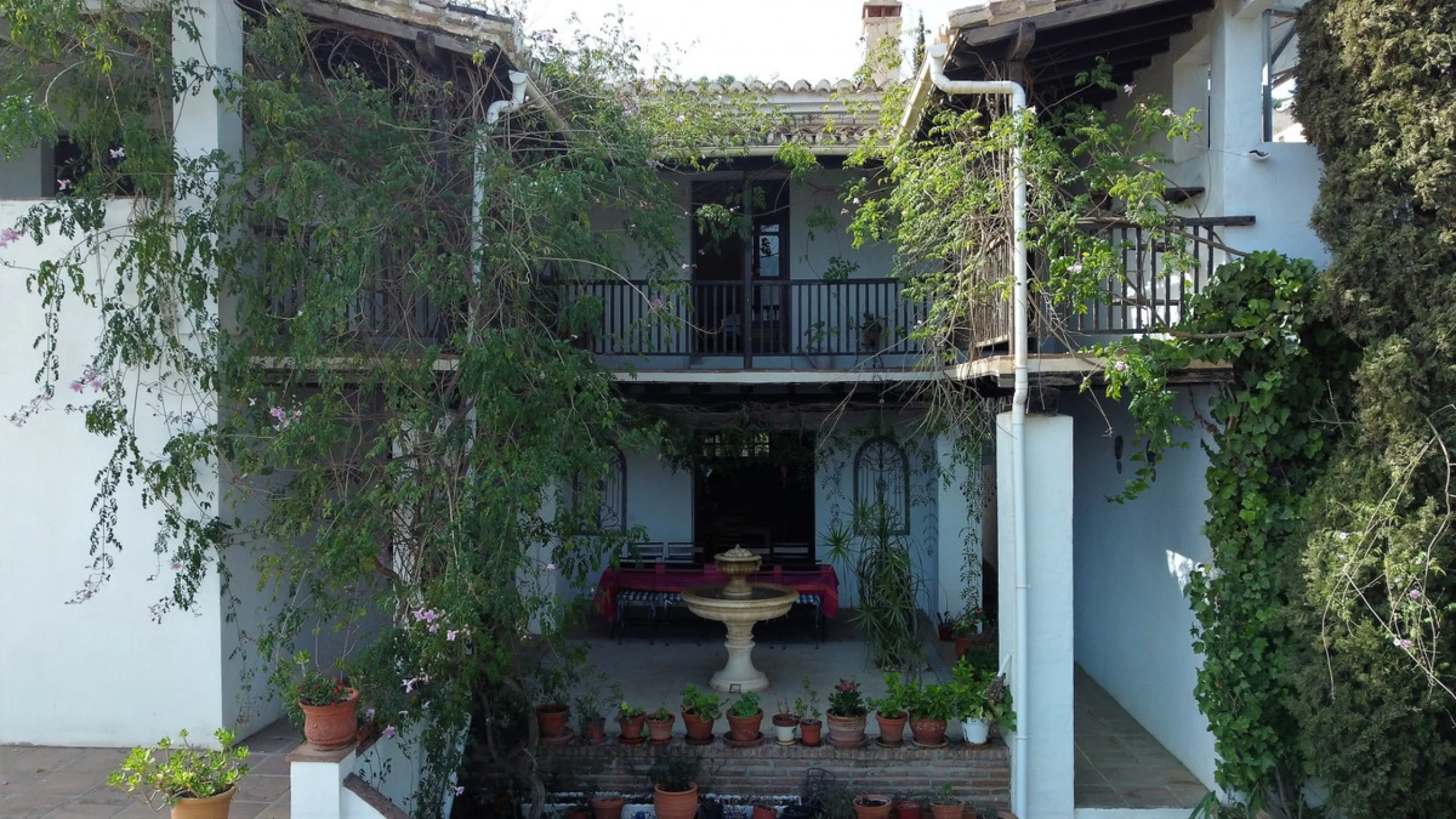 Are you looking for an oasis in harmony with nature? A place of peace and relaxation, where time runs a little slower? Yes?! Then we would like to show you this fantastic villa, in the mountains of Torrox. It offers an imposing, grand main house, a separa
