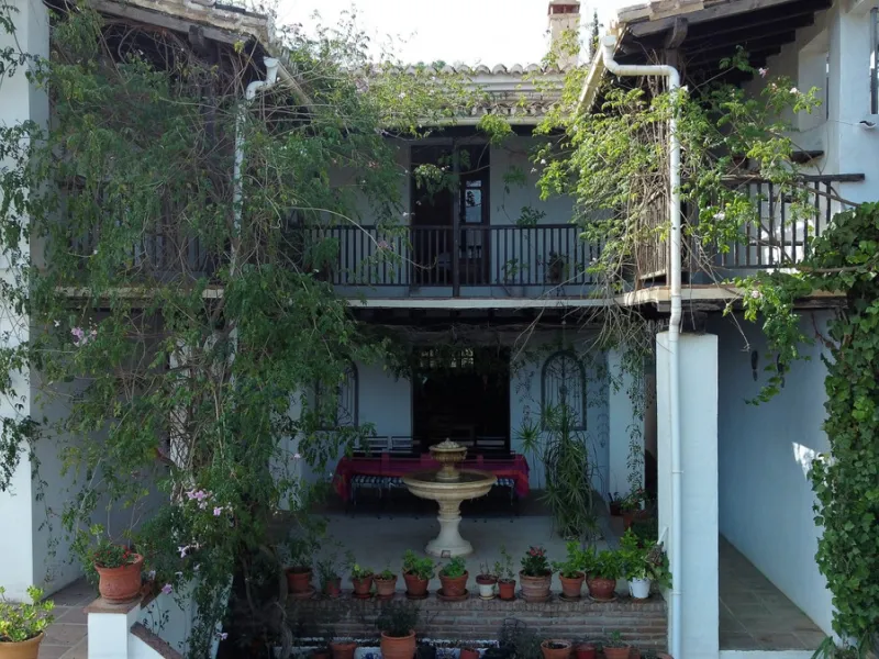 Are you looking for an oasis in harmony with nature? A place of peace and relaxation, where time runs a little slower? Yes?! Then we would like to show you this fantastic villa, in the mountains of Torrox. It offers an imposing, grand main house, a separa