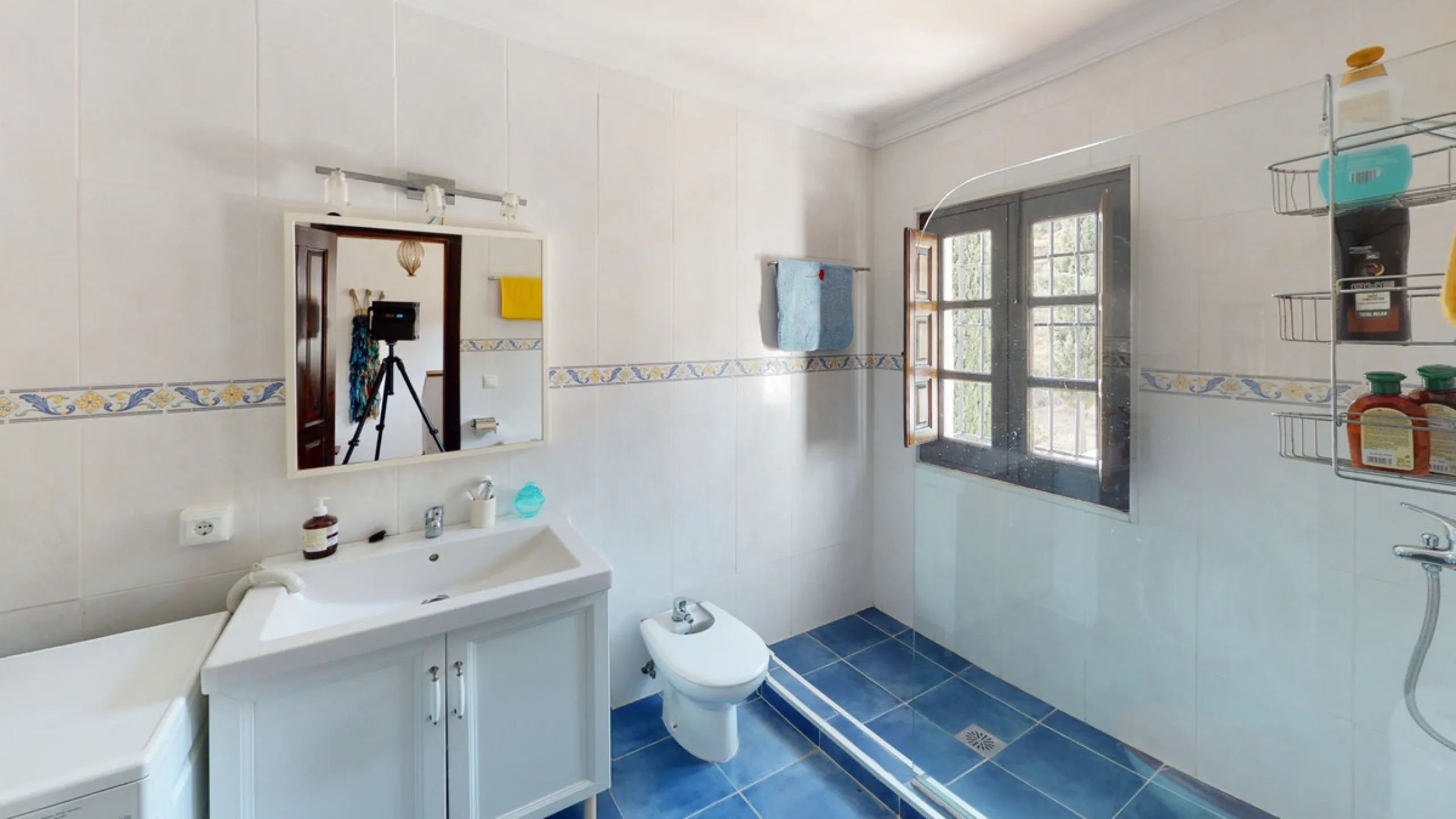 Are you looking for an oasis in harmony with nature? A place of peace and relaxation, where time runs a little slower? Yes?! Then we would like to show you this fantastic villa, in the mountains of Torrox. It offers an imposing, grand main house, a separa