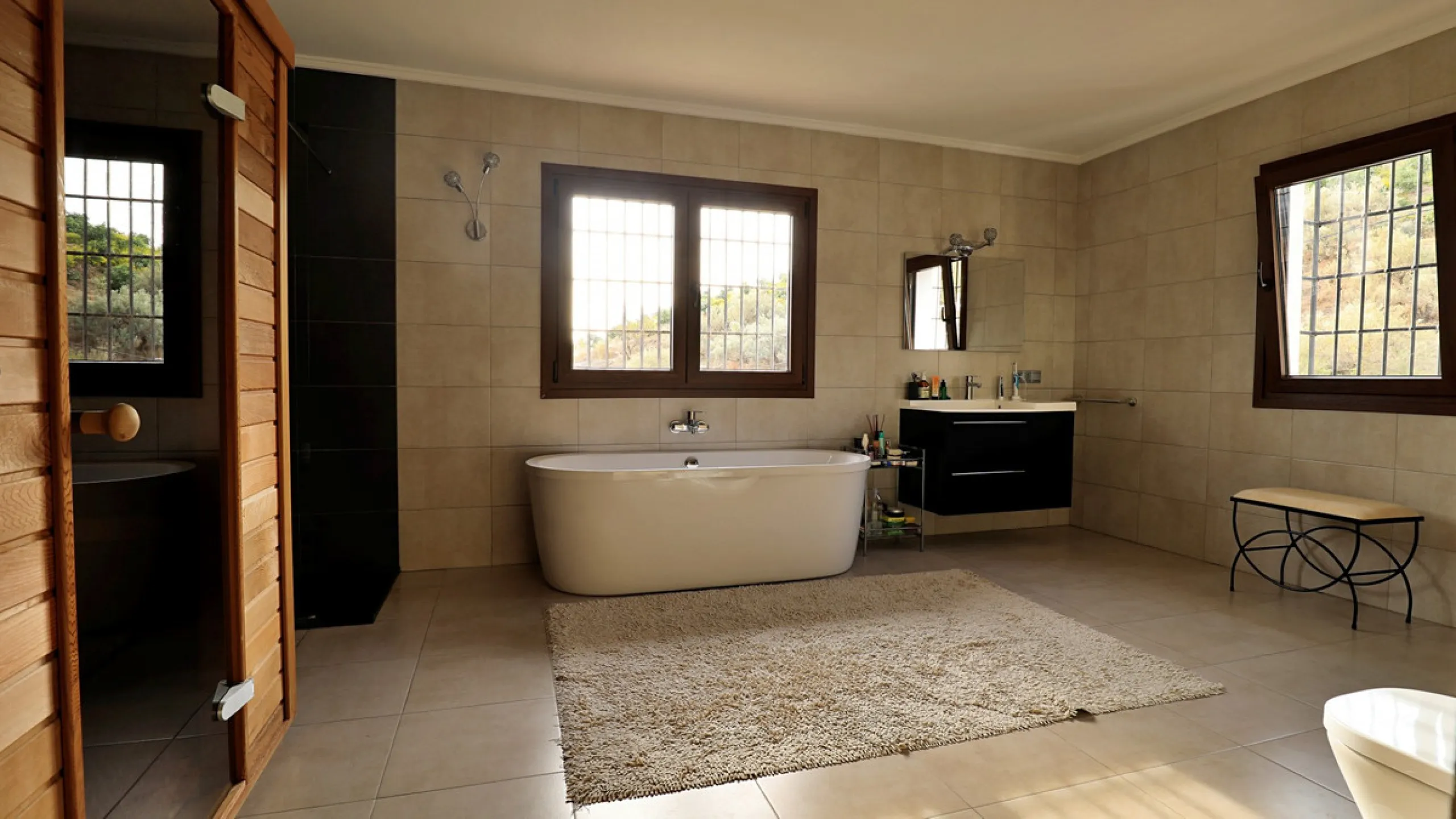 Are you looking for an oasis in harmony with nature? A place of peace and relaxation, where time runs a little slower? Yes?! Then we would like to show you this fantastic villa, in the mountains of Torrox. It offers an imposing, grand main house, a separa
