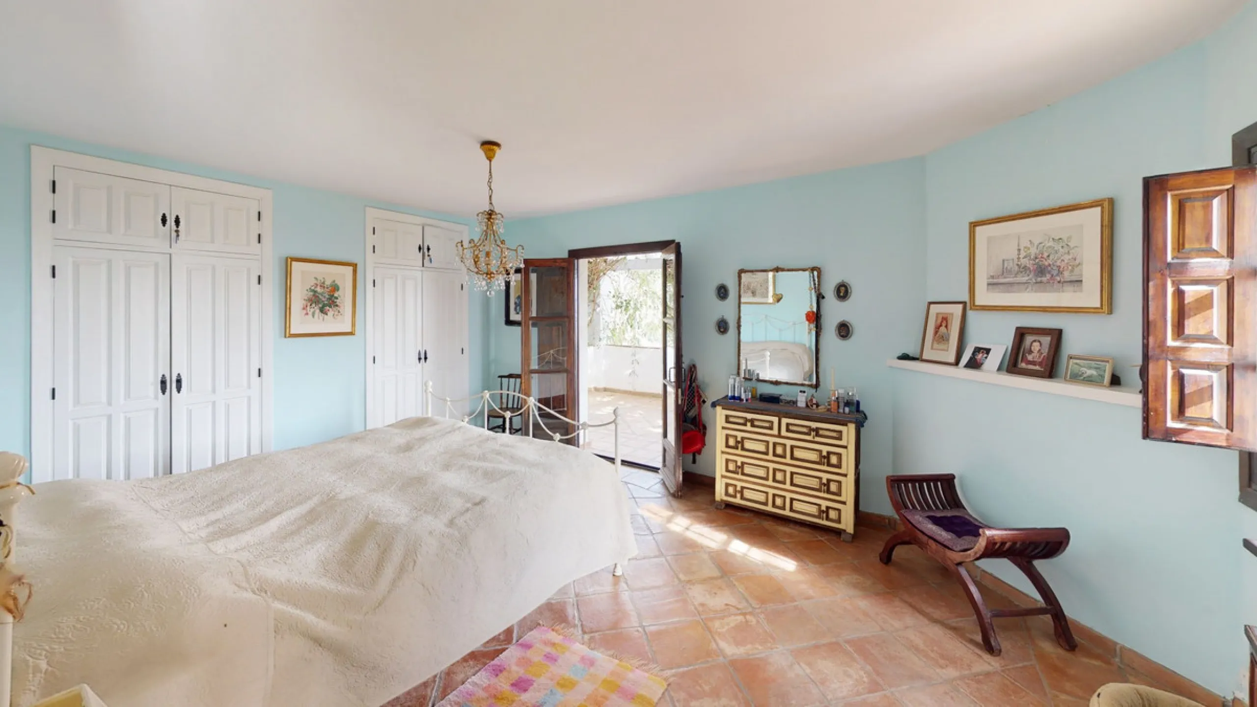 Are you looking for an oasis in harmony with nature? A place of peace and relaxation, where time runs a little slower? Yes?! Then we would like to show you this fantastic villa, in the mountains of Torrox. It offers an imposing, grand main house, a separa