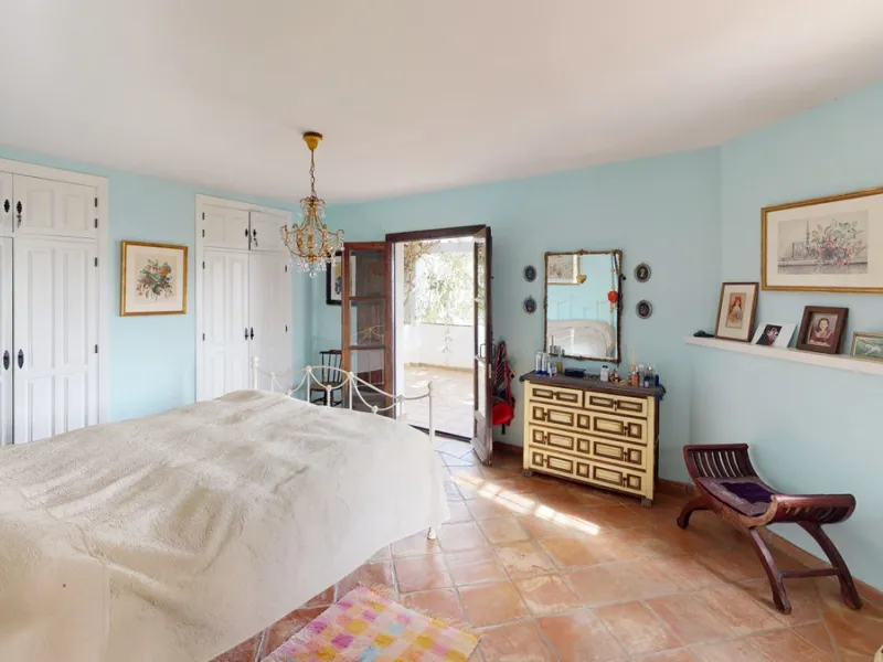 Are you looking for an oasis in harmony with nature? A place of peace and relaxation, where time runs a little slower? Yes?! Then we would like to show you this fantastic villa, in the mountains of Torrox. It offers an imposing, grand main house, a separa