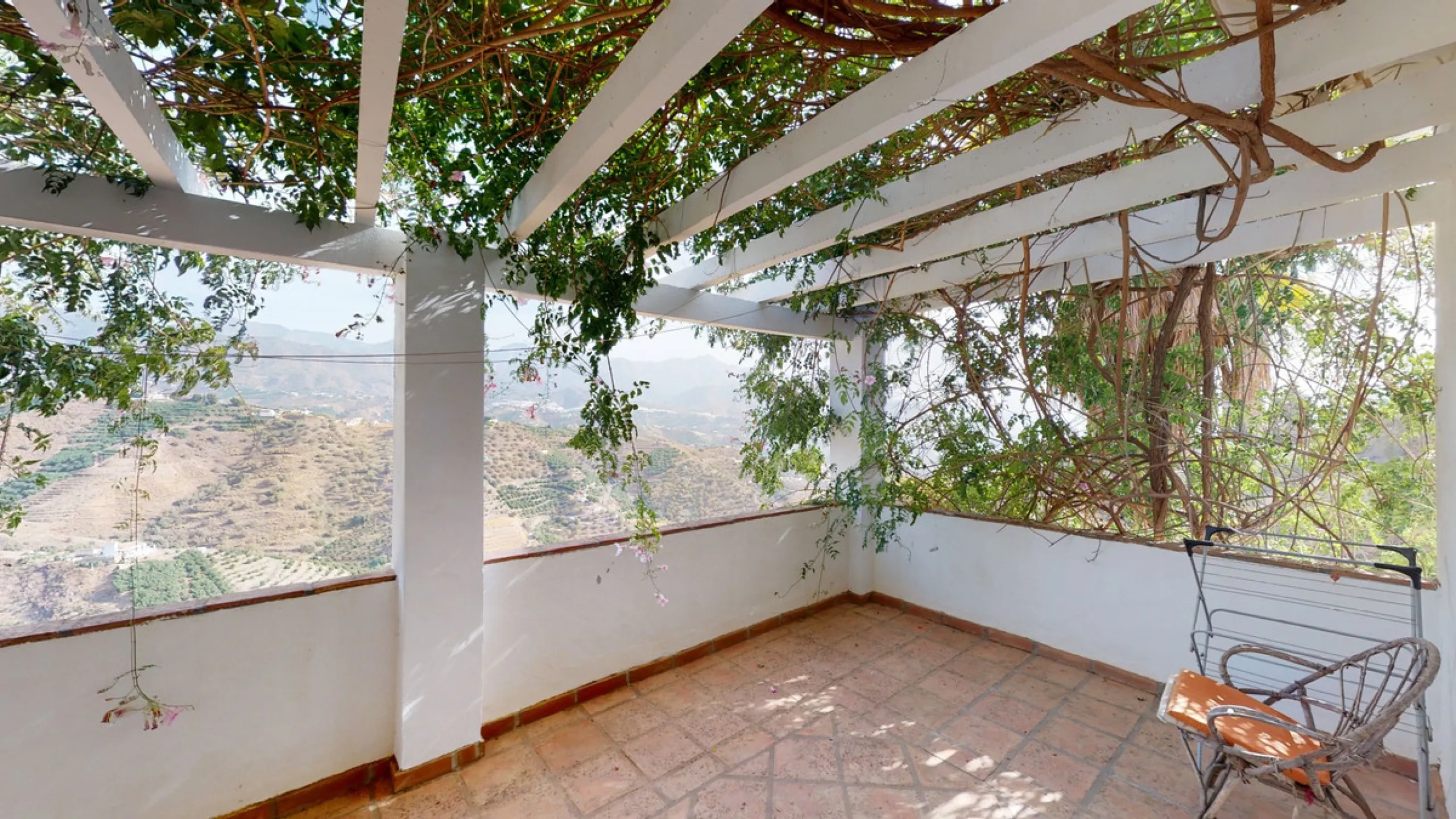 Are you looking for an oasis in harmony with nature? A place of peace and relaxation, where time runs a little slower? Yes?! Then we would like to show you this fantastic villa, in the mountains of Torrox. It offers an imposing, grand main house, a separa