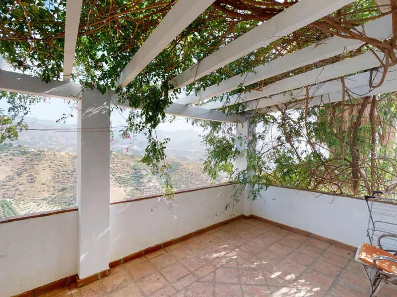 Are you looking for an oasis in harmony with nature? A place of peace and relaxation, where time runs a little slower? Yes?! Then we would like to show you this fantastic villa, in the mountains of Torrox. It offers an imposing, grand main house, a separa