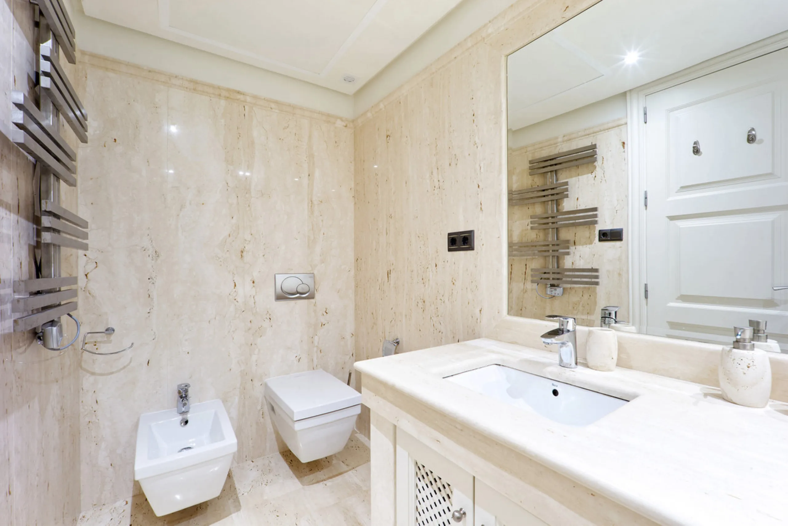 Situated in the prestigious Doncella Beach area, Estepona, this exquisite ground floor apartment offers an unparalleled blend of luxury and convenience. Boasting a prime front-line beach location, the property provides direct access to the sea and is with