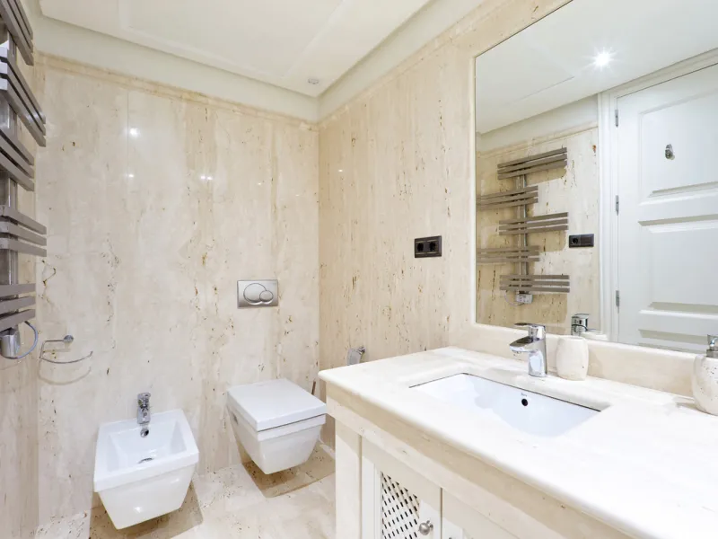 Situated in the prestigious Doncella Beach area, Estepona, this exquisite ground floor apartment offers an unparalleled blend of luxury and convenience. Boasting a prime front-line beach location, the property provides direct access to the sea and is with