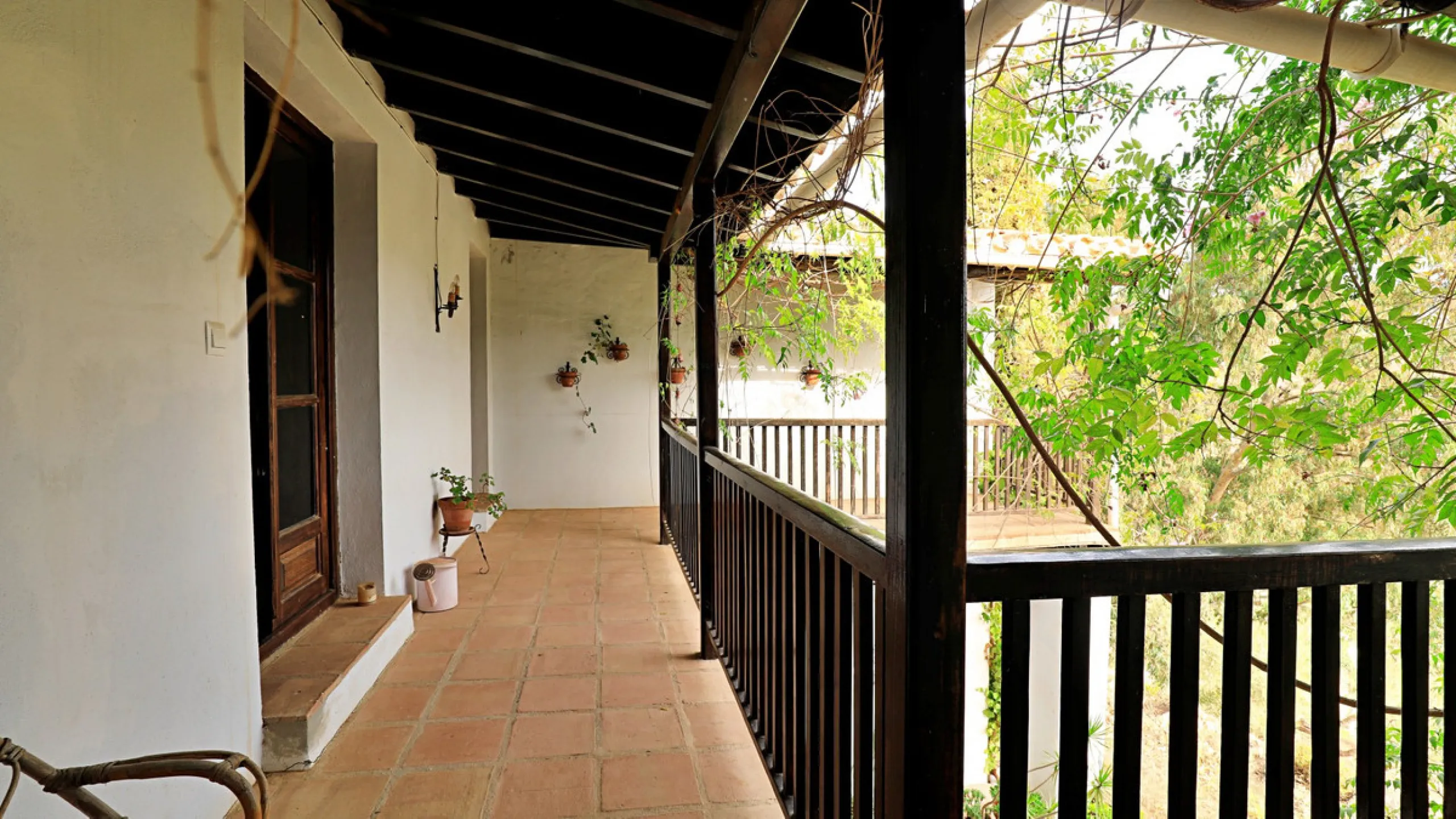 Are you looking for an oasis in harmony with nature? A place of peace and relaxation, where time runs a little slower? Yes?! Then we would like to show you this fantastic villa, in the mountains of Torrox. It offers an imposing, grand main house, a separa