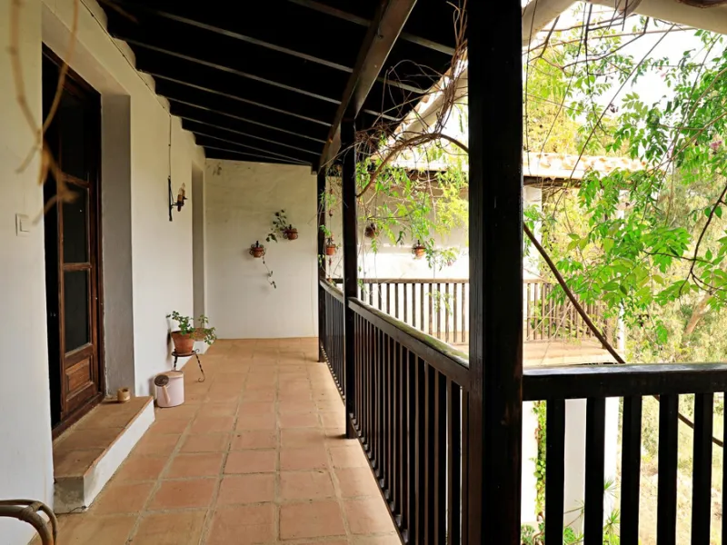Are you looking for an oasis in harmony with nature? A place of peace and relaxation, where time runs a little slower? Yes?! Then we would like to show you this fantastic villa, in the mountains of Torrox. It offers an imposing, grand main house, a separa