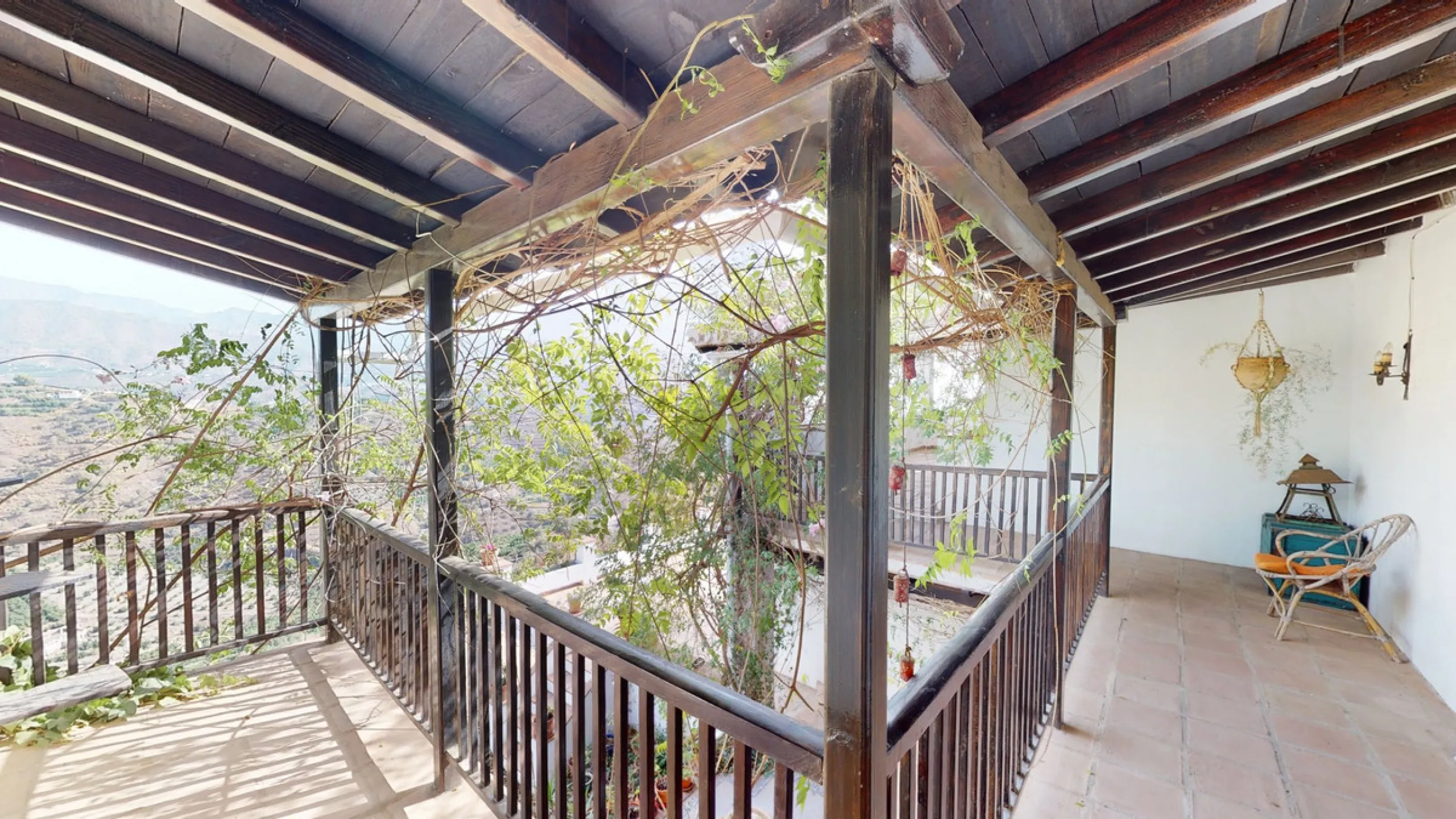 Are you looking for an oasis in harmony with nature? A place of peace and relaxation, where time runs a little slower? Yes?! Then we would like to show you this fantastic villa, in the mountains of Torrox. It offers an imposing, grand main house, a separa