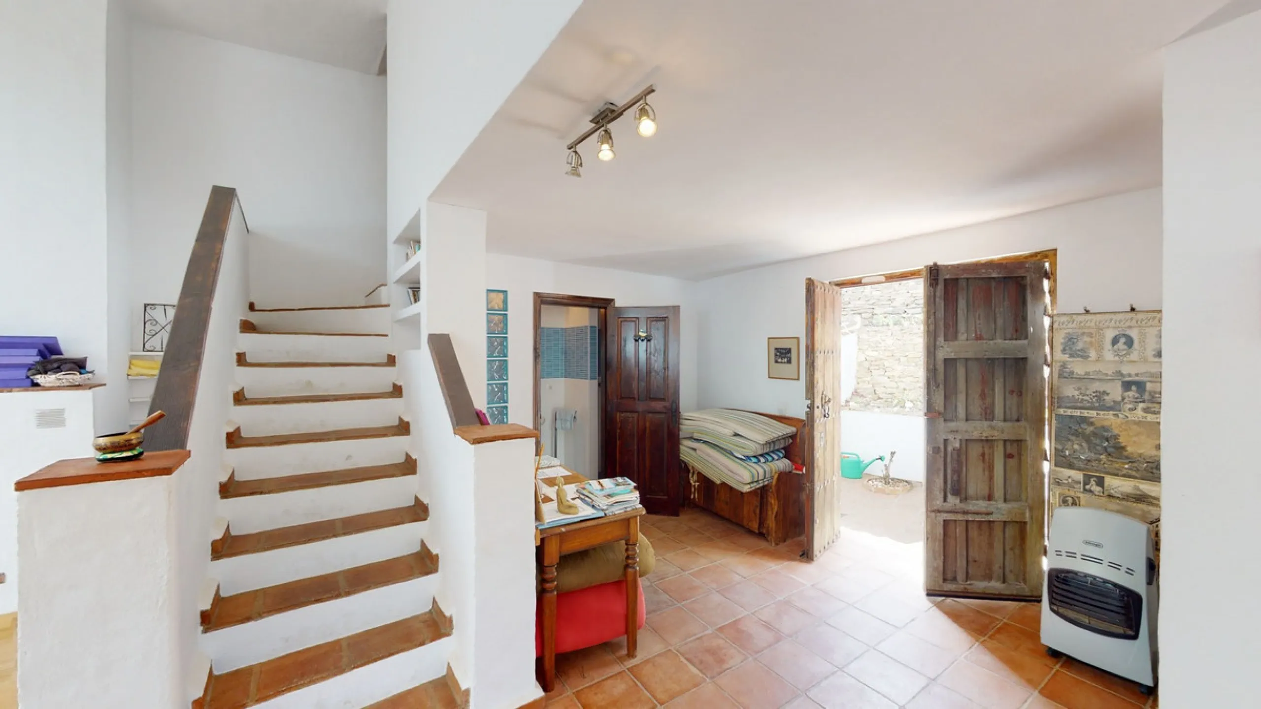 Are you looking for an oasis in harmony with nature? A place of peace and relaxation, where time runs a little slower? Yes?! Then we would like to show you this fantastic villa, in the mountains of Torrox. It offers an imposing, grand main house, a separa