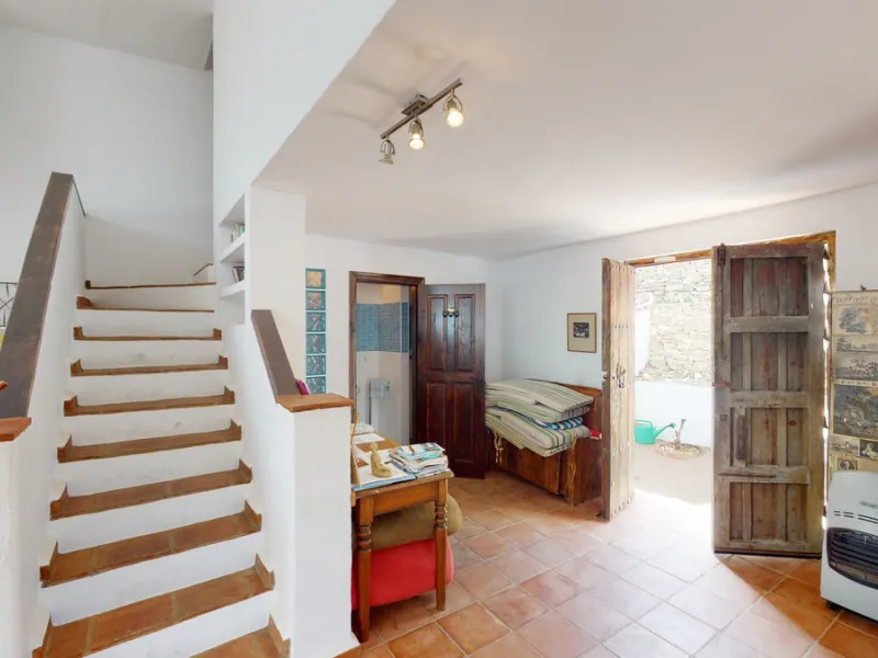 Are you looking for an oasis in harmony with nature? A place of peace and relaxation, where time runs a little slower? Yes?! Then we would like to show you this fantastic villa, in the mountains of Torrox. It offers an imposing, grand main house, a separa