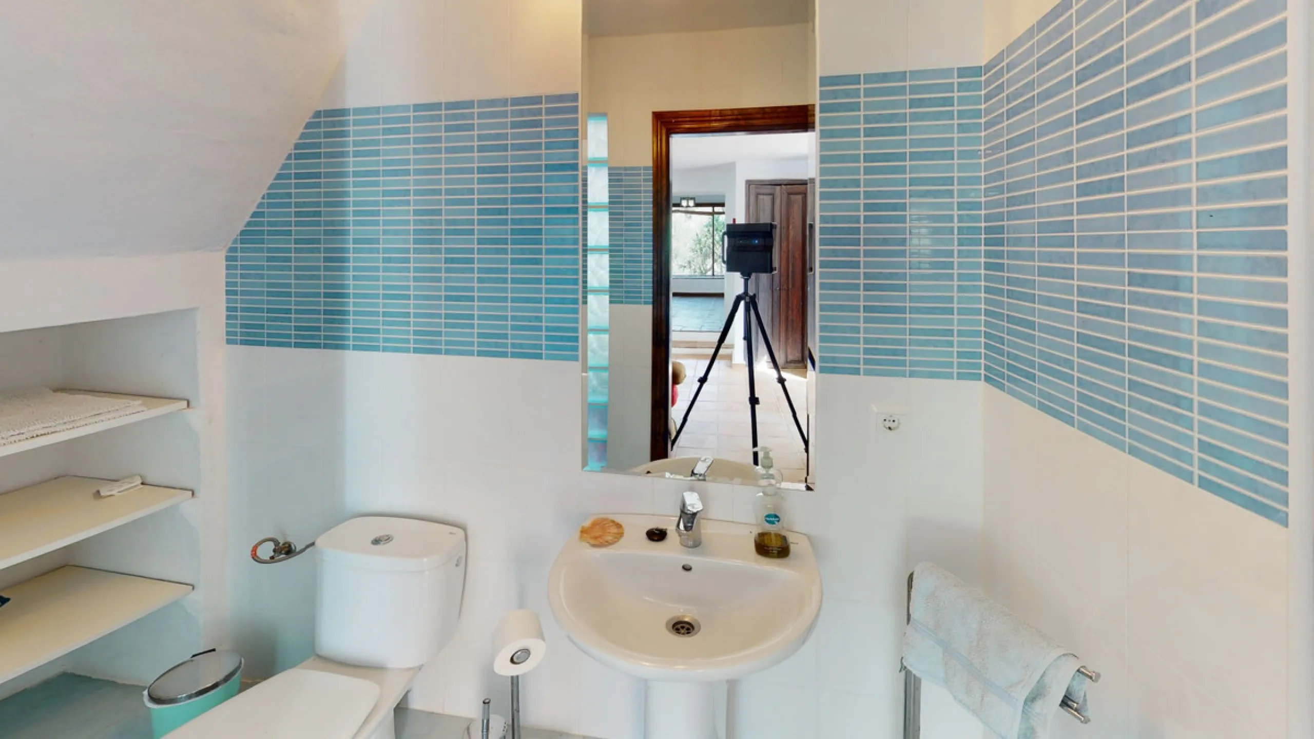 Are you looking for an oasis in harmony with nature? A place of peace and relaxation, where time runs a little slower? Yes?! Then we would like to show you this fantastic villa, in the mountains of Torrox. It offers an imposing, grand main house, a separa