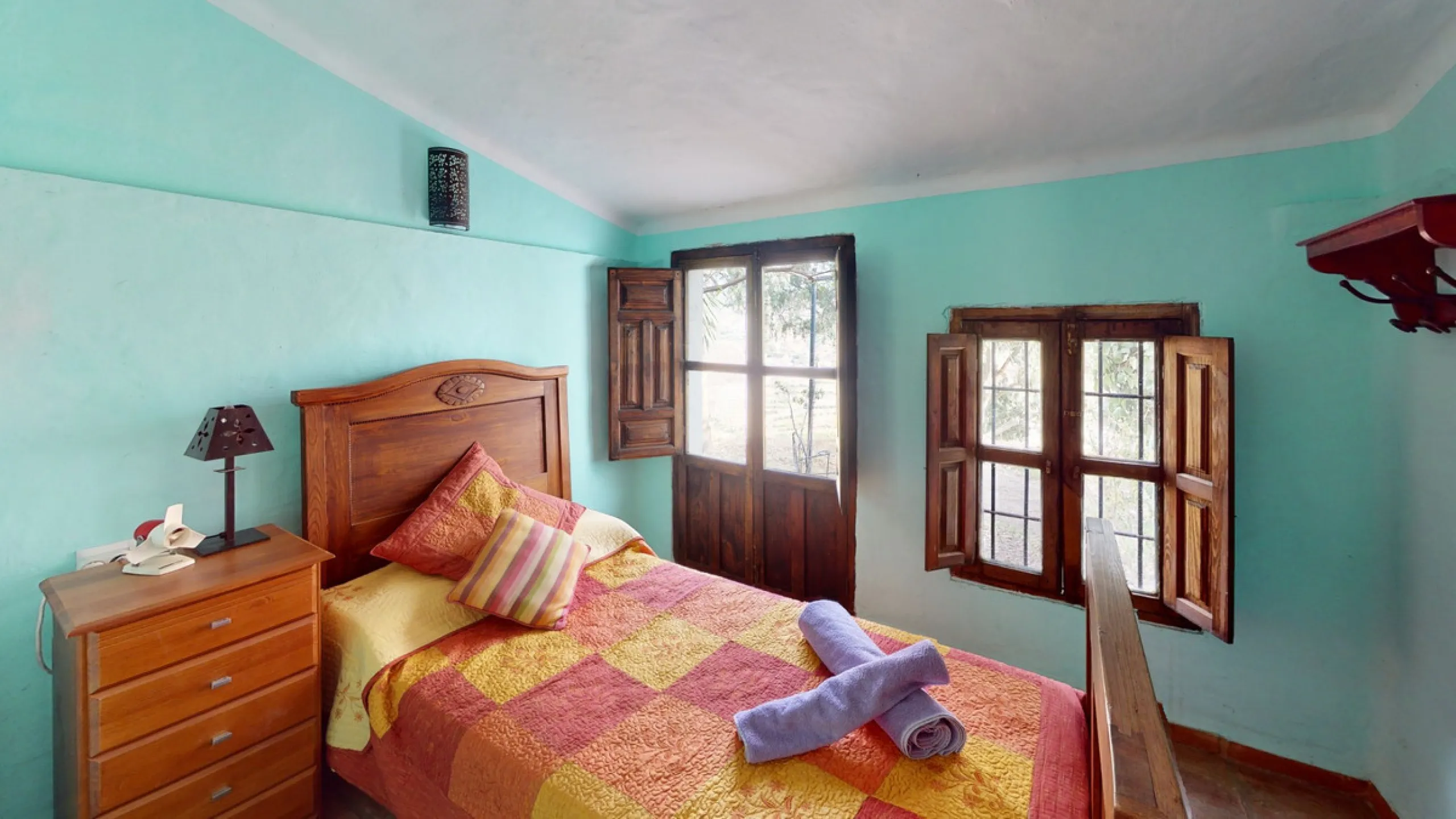 Are you looking for an oasis in harmony with nature? A place of peace and relaxation, where time runs a little slower? Yes?! Then we would like to show you this fantastic villa, in the mountains of Torrox. It offers an imposing, grand main house, a separa
