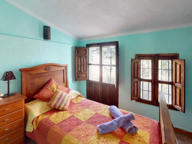 Are you looking for an oasis in harmony with nature? A place of peace and relaxation, where time runs a little slower? Yes?! Then we would like to show you this fantastic villa, in the mountains of Torrox. It offers an imposing, grand main house, a separa