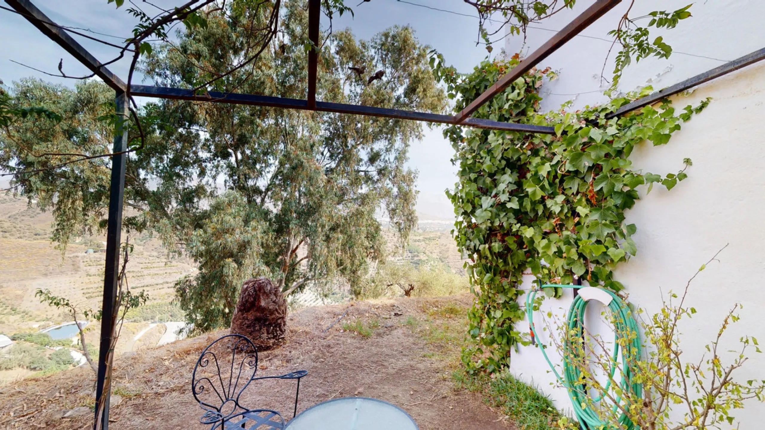 Are you looking for an oasis in harmony with nature? A place of peace and relaxation, where time runs a little slower? Yes?! Then we would like to show you this fantastic villa, in the mountains of Torrox. It offers an imposing, grand main house, a separa