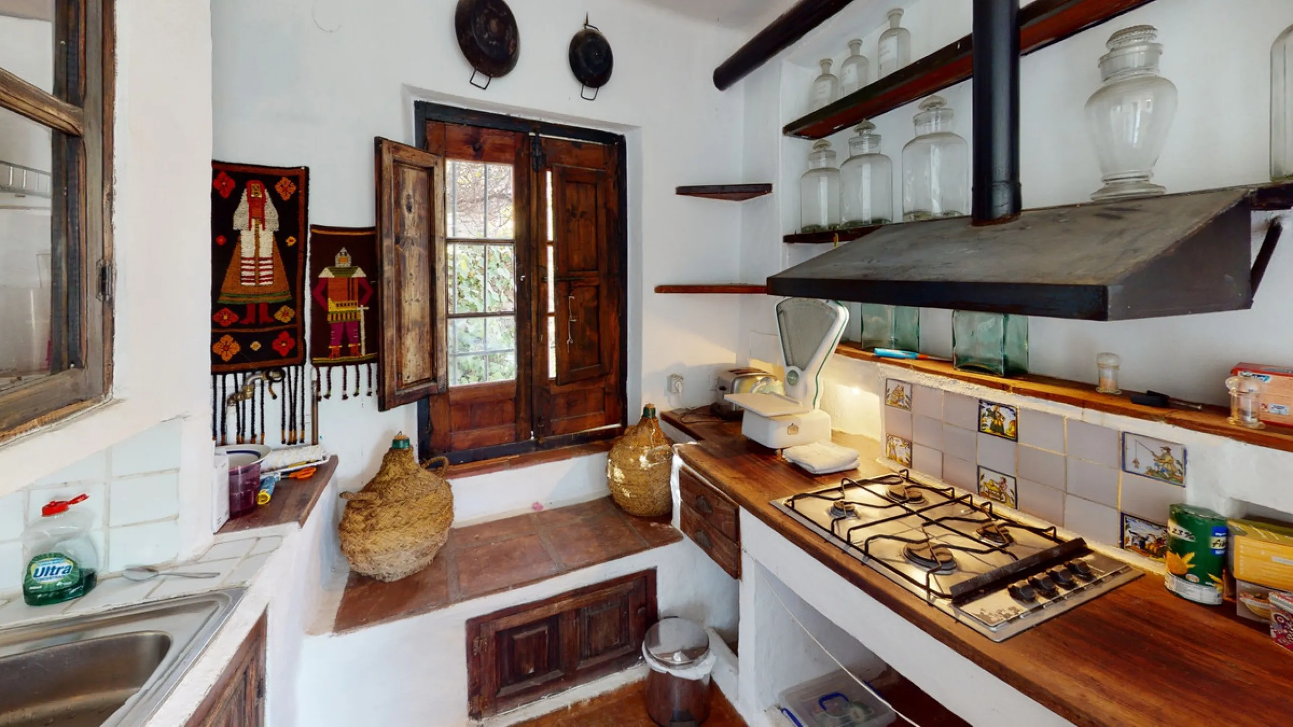 Are you looking for an oasis in harmony with nature? A place of peace and relaxation, where time runs a little slower? Yes?! Then we would like to show you this fantastic villa, in the mountains of Torrox. It offers an imposing, grand main house, a separa