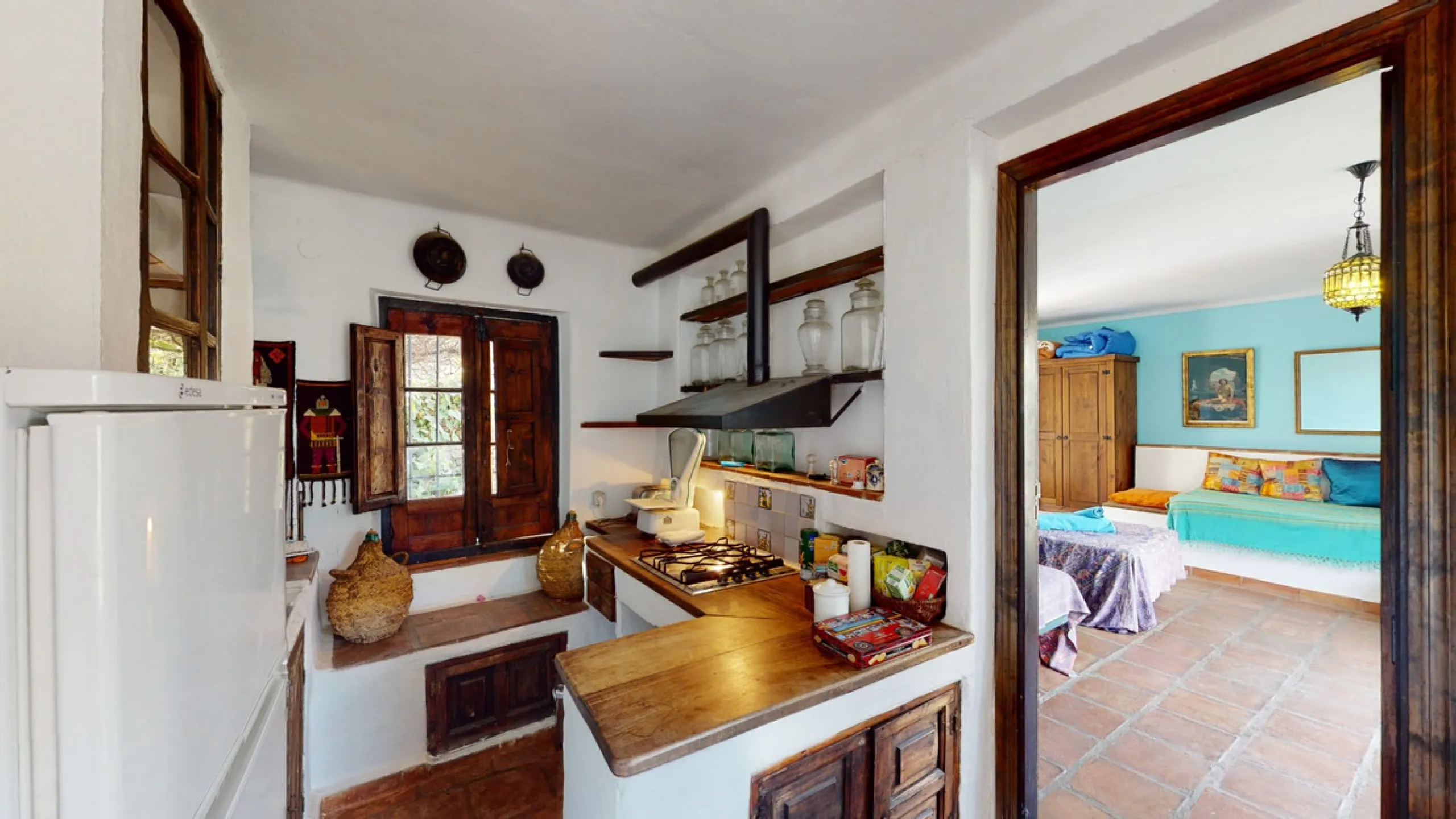 Are you looking for an oasis in harmony with nature? A place of peace and relaxation, where time runs a little slower? Yes?! Then we would like to show you this fantastic villa, in the mountains of Torrox. It offers an imposing, grand main house, a separa