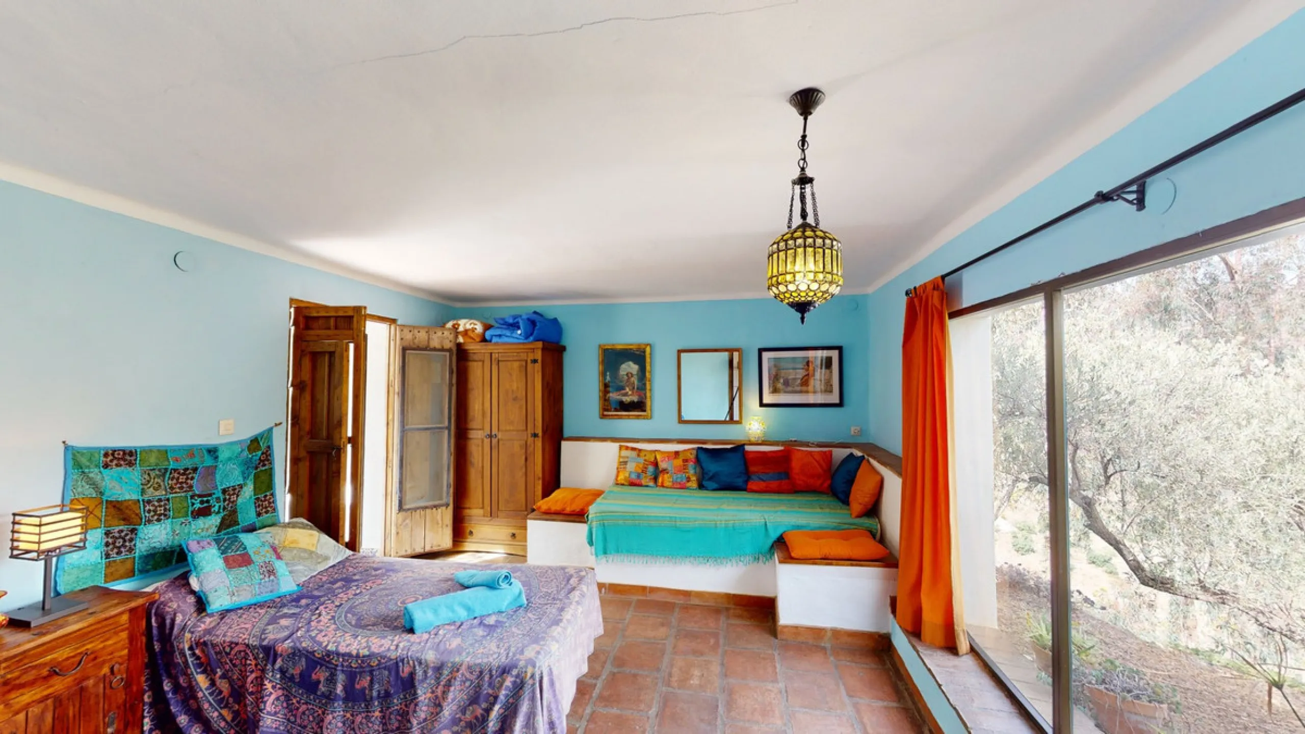 Are you looking for an oasis in harmony with nature? A place of peace and relaxation, where time runs a little slower? Yes?! Then we would like to show you this fantastic villa, in the mountains of Torrox. It offers an imposing, grand main house, a separa