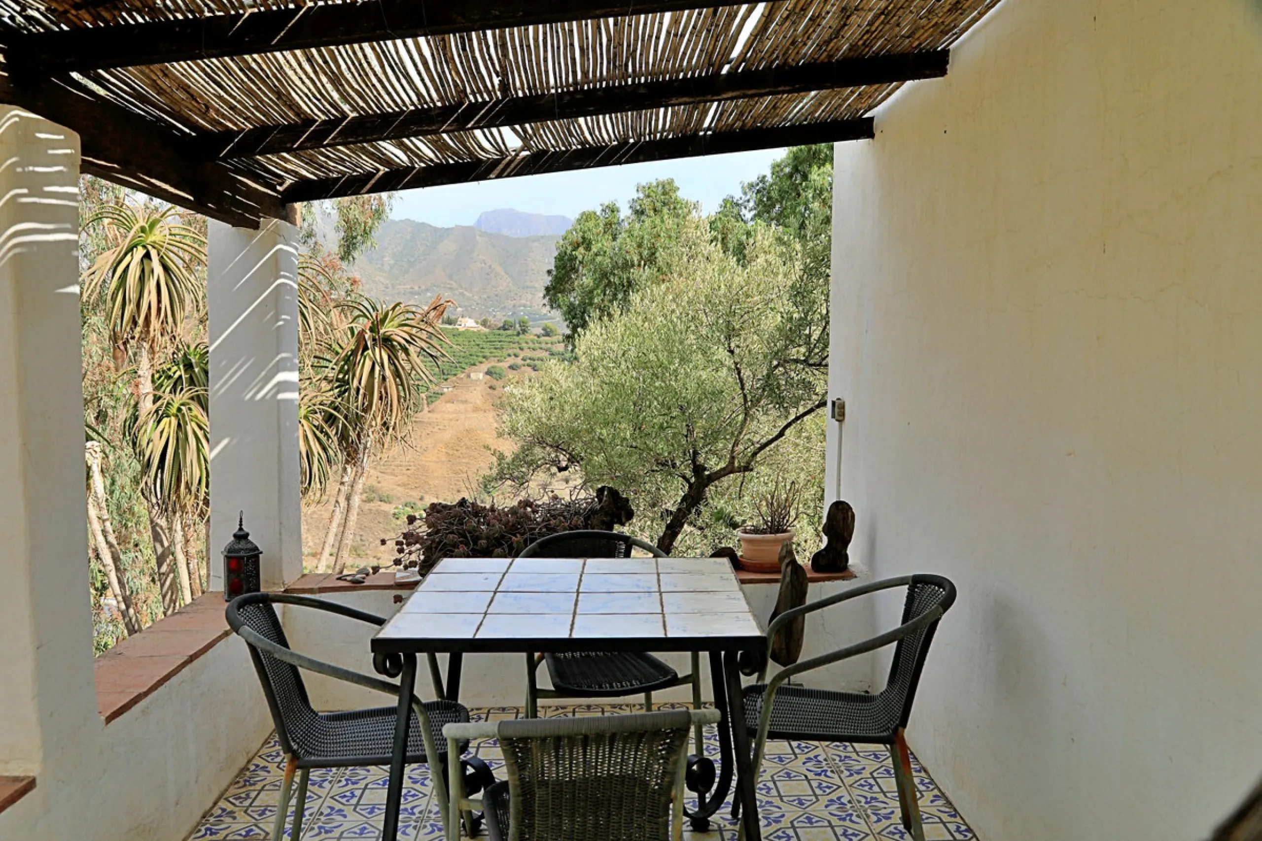 Are you looking for an oasis in harmony with nature? A place of peace and relaxation, where time runs a little slower? Yes?! Then we would like to show you this fantastic villa, in the mountains of Torrox. It offers an imposing, grand main house, a separa
