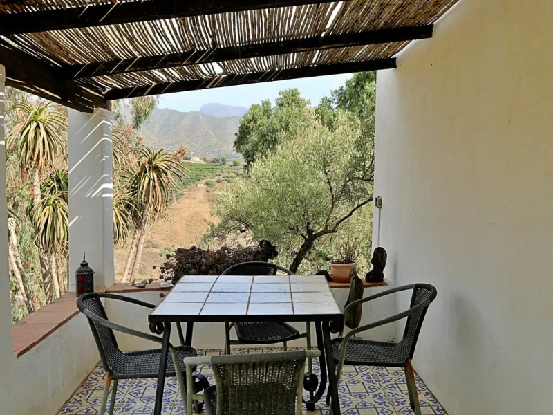 Are you looking for an oasis in harmony with nature? A place of peace and relaxation, where time runs a little slower? Yes?! Then we would like to show you this fantastic villa, in the mountains of Torrox. It offers an imposing, grand main house, a separa