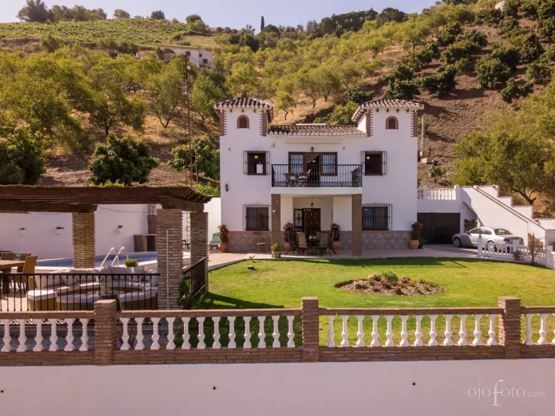 Turn key B&B business located just 15 minutes from the Mediterranean coast with stunning views of the countryside and mountains.