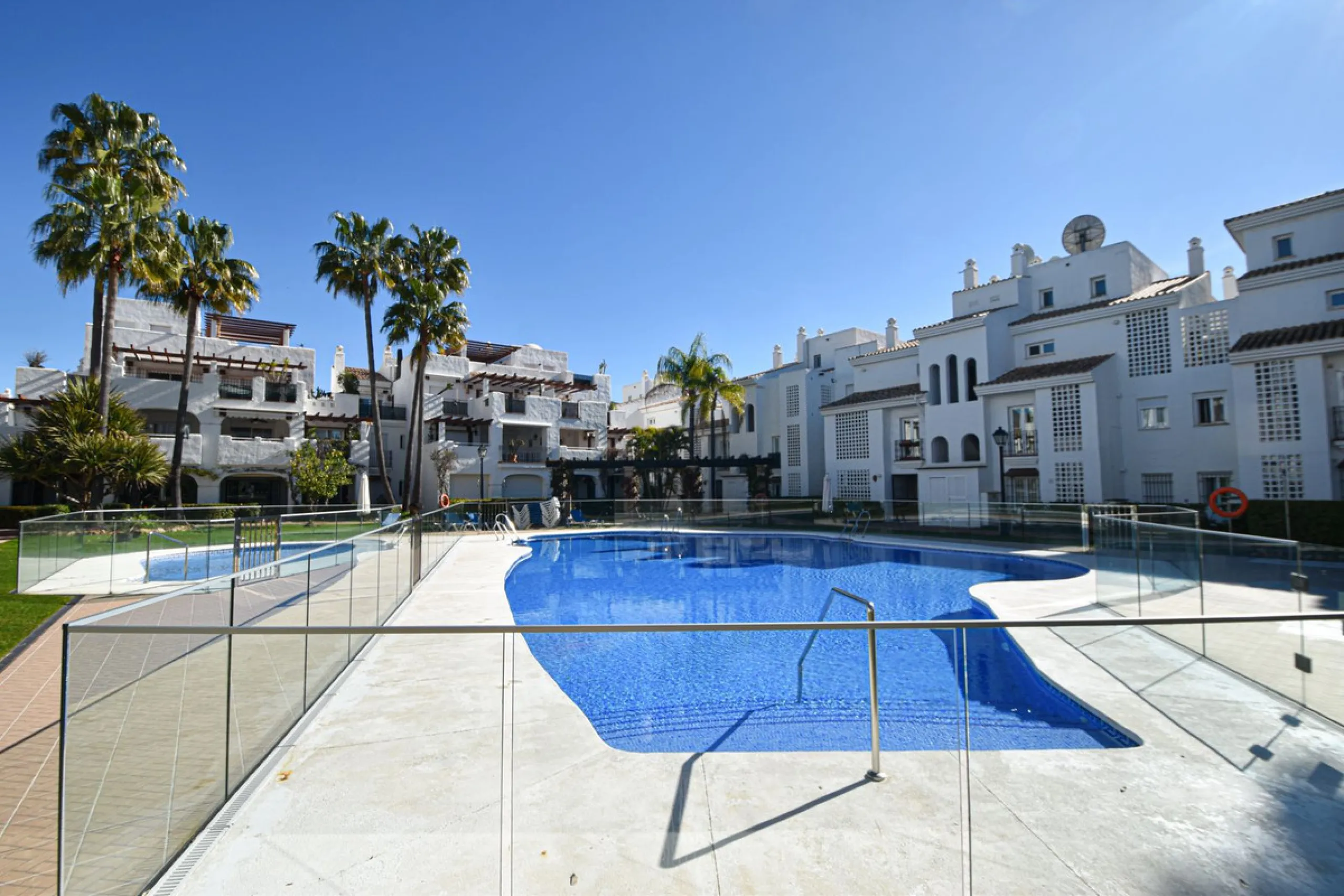 Entdecken Sie diese fantastische Wohnung an der Strandpromenade von San Pedro de Alcántara/Nueva Alcántara, einer der begehrtesten Gegenden von Marbella, nur wenige Schritte vom Meer und der Uferpromenade entfernt