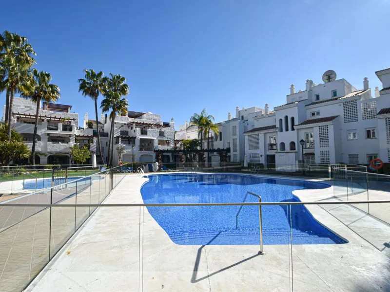 Entdecken Sie diese fantastische Wohnung an der Strandpromenade von San Pedro de Alcántara/Nueva Alcántara, einer der begehrtesten Gegenden von Marbella, nur wenige Schritte vom Meer und der Uferpromenade entfernt