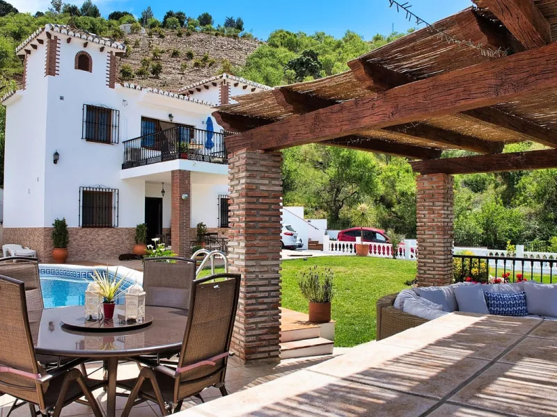 Turn key B&B business located just 15 minutes from the Mediterranean coast with stunning views of the countryside and mountains.