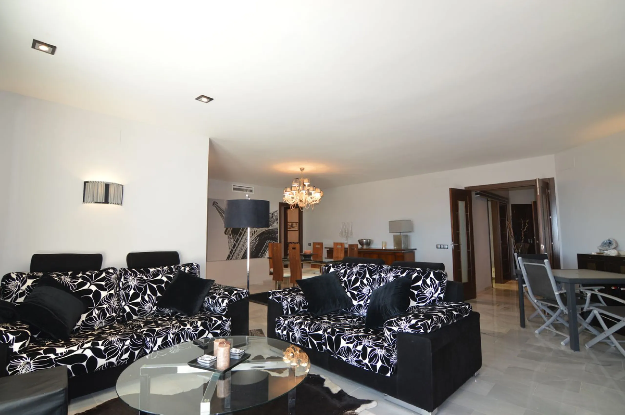 Apartment - Middle Floor Apartment в продаже в Marbella, Málaga. В доме 3 спален и 3 ванных комнат. Площадь дома 140 м²