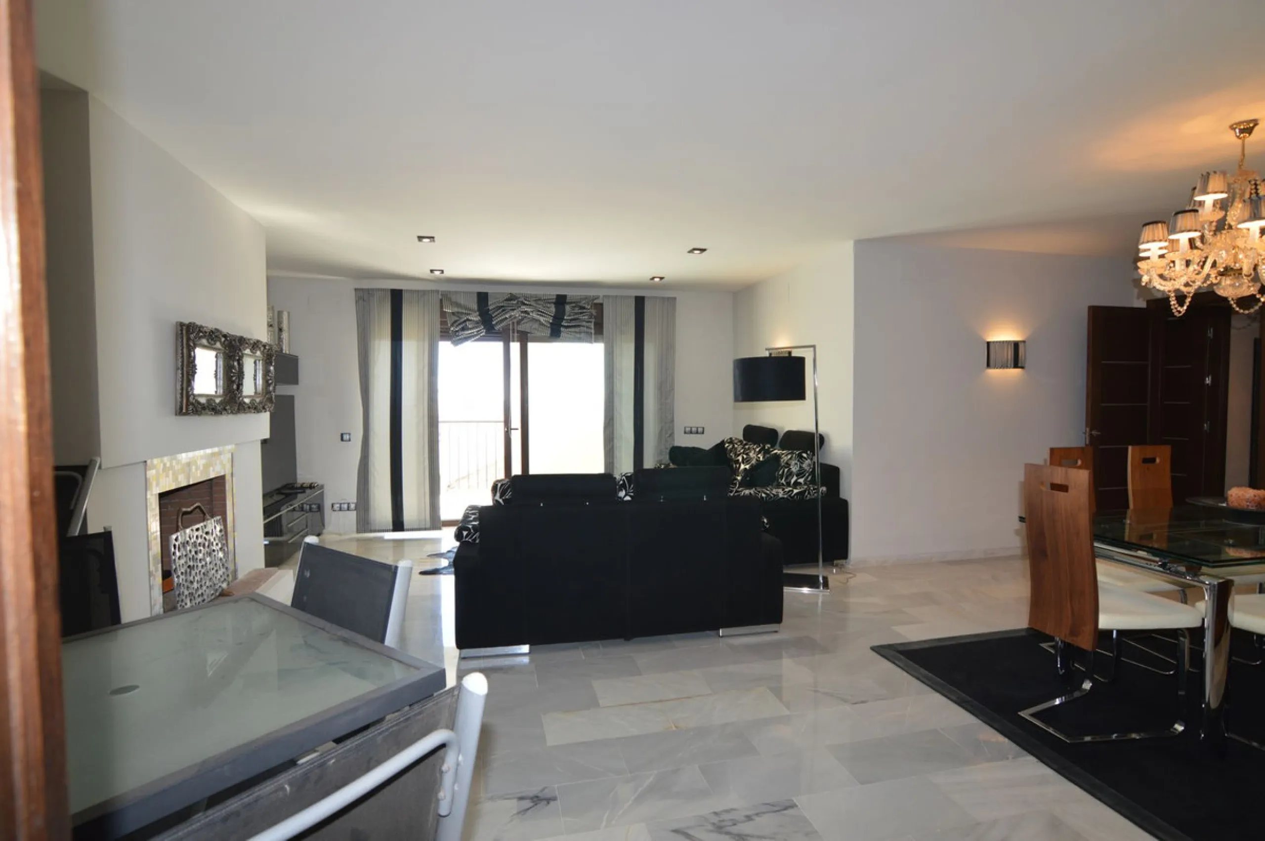 Apartment - Middle Floor Apartment в продаже в Marbella, Málaga. В доме 3 спален и 3 ванных комнат. Площадь дома 140 м²