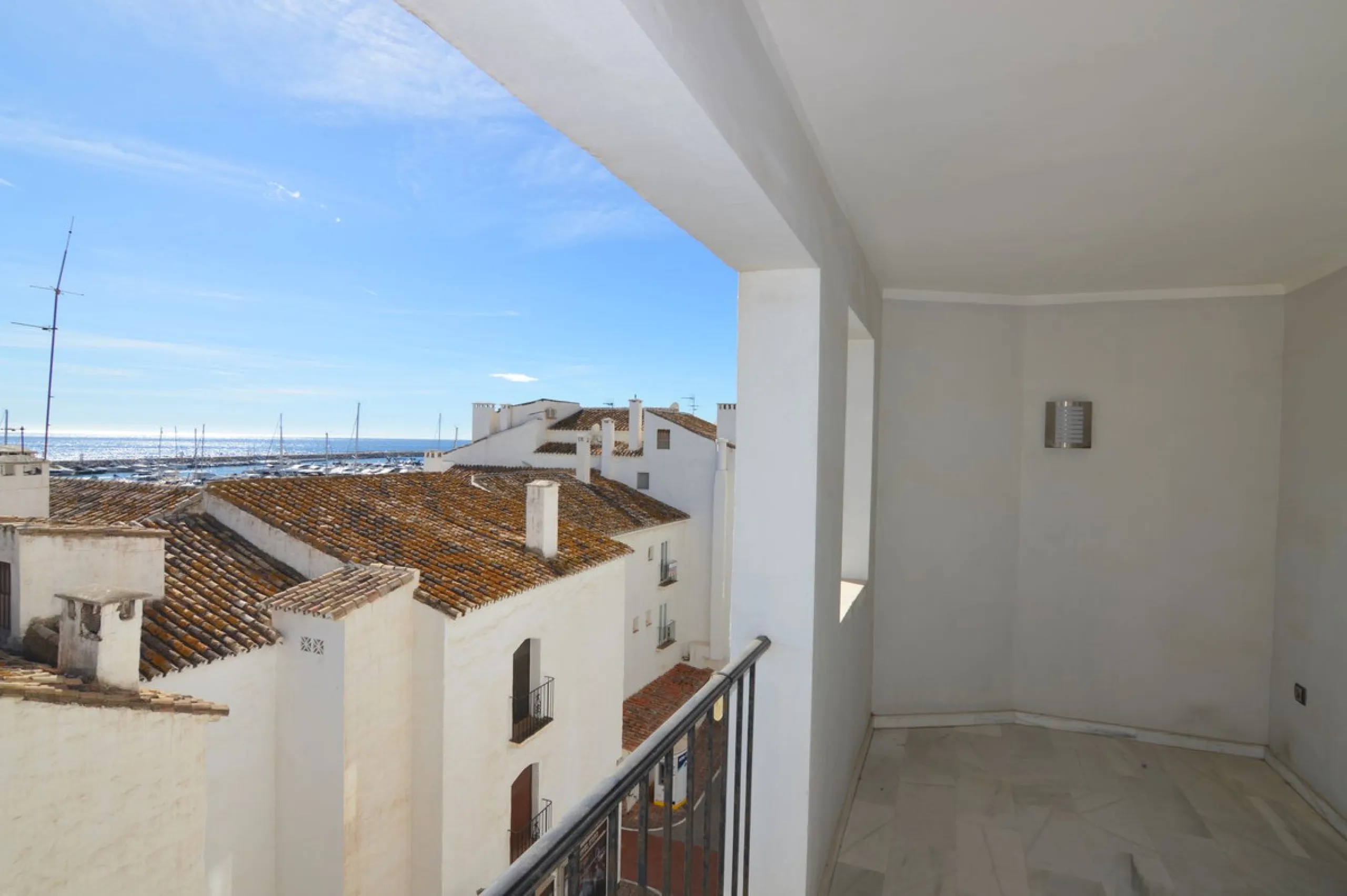 Apartment - Middle Floor Apartment в продаже в Marbella, Málaga. В доме 3 спален и 3 ванных комнат. Площадь дома 140 м²