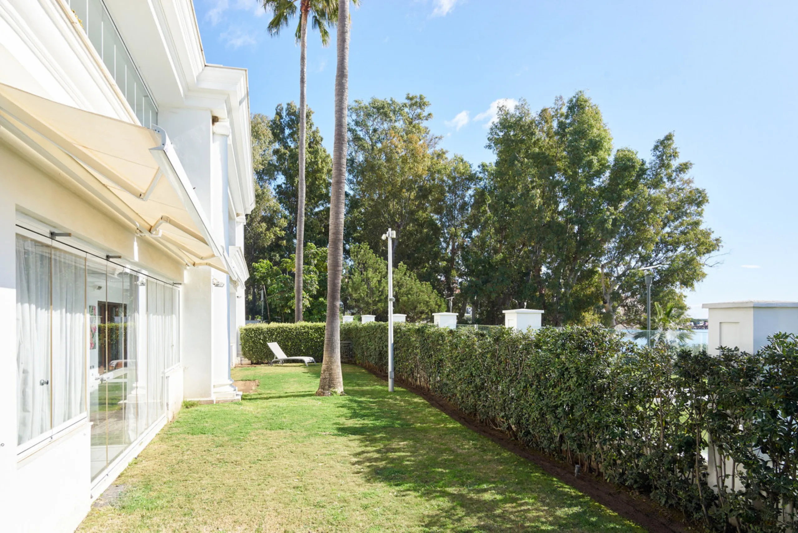 Situated in the prestigious Doncella Beach area, Estepona, this exquisite ground floor apartment offers an unparalleled blend of luxury and convenience. Boasting a prime front-line beach location, the property provides direct access to the sea and is with
