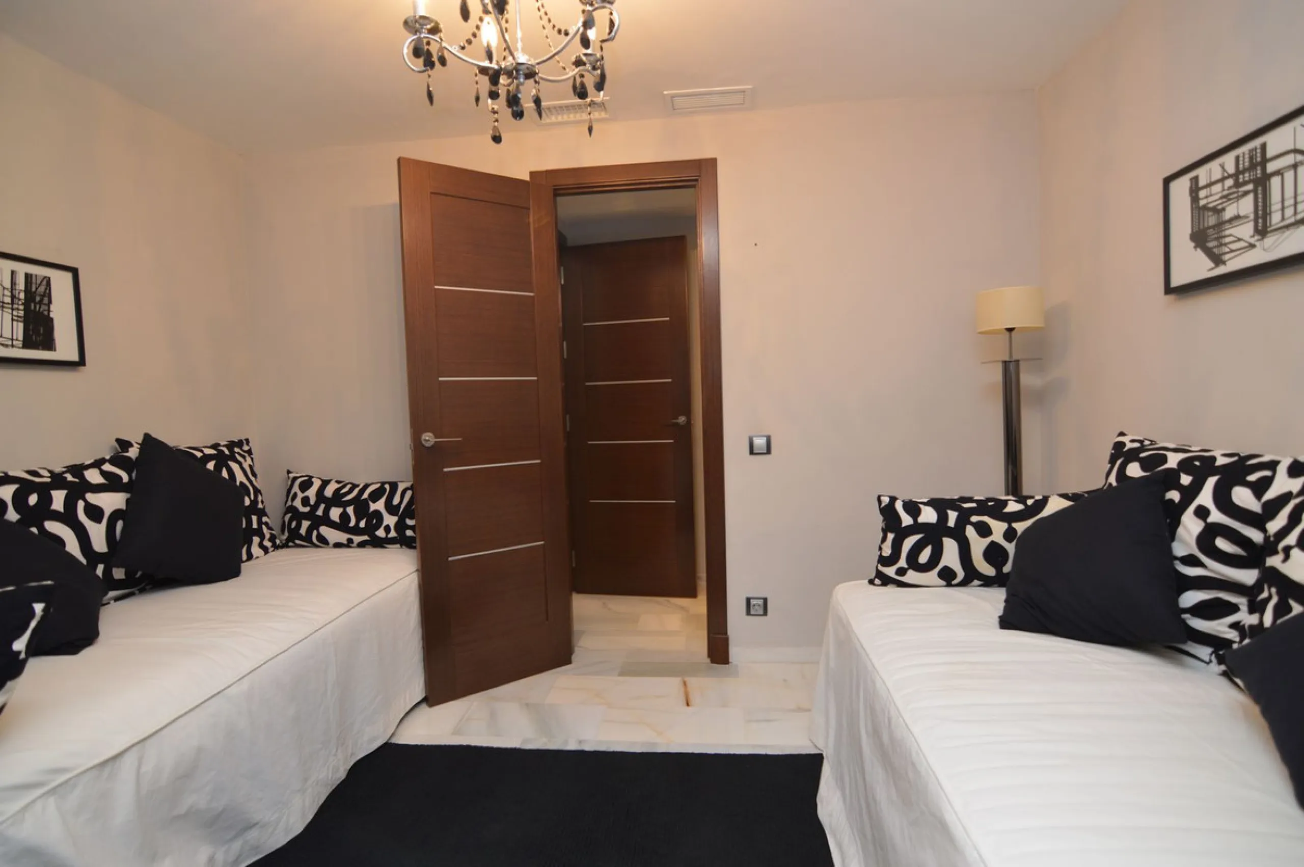 Apartment - Middle Floor Apartment в продаже в Marbella, Málaga. В доме 3 спален и 3 ванных комнат. Площадь дома 140 м²