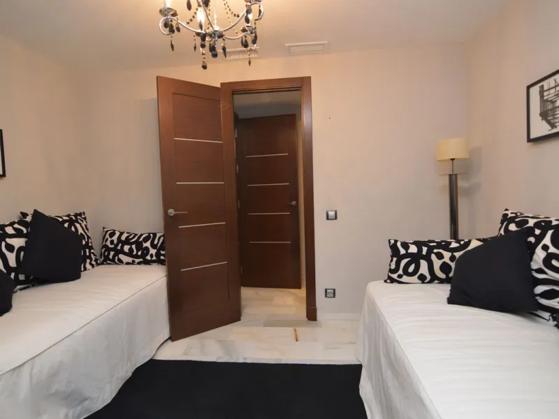 Apartment - Middle Floor Apartment в продаже в Marbella, Málaga. В доме 3 спален и 3 ванных комнат. Площадь дома 140 м²