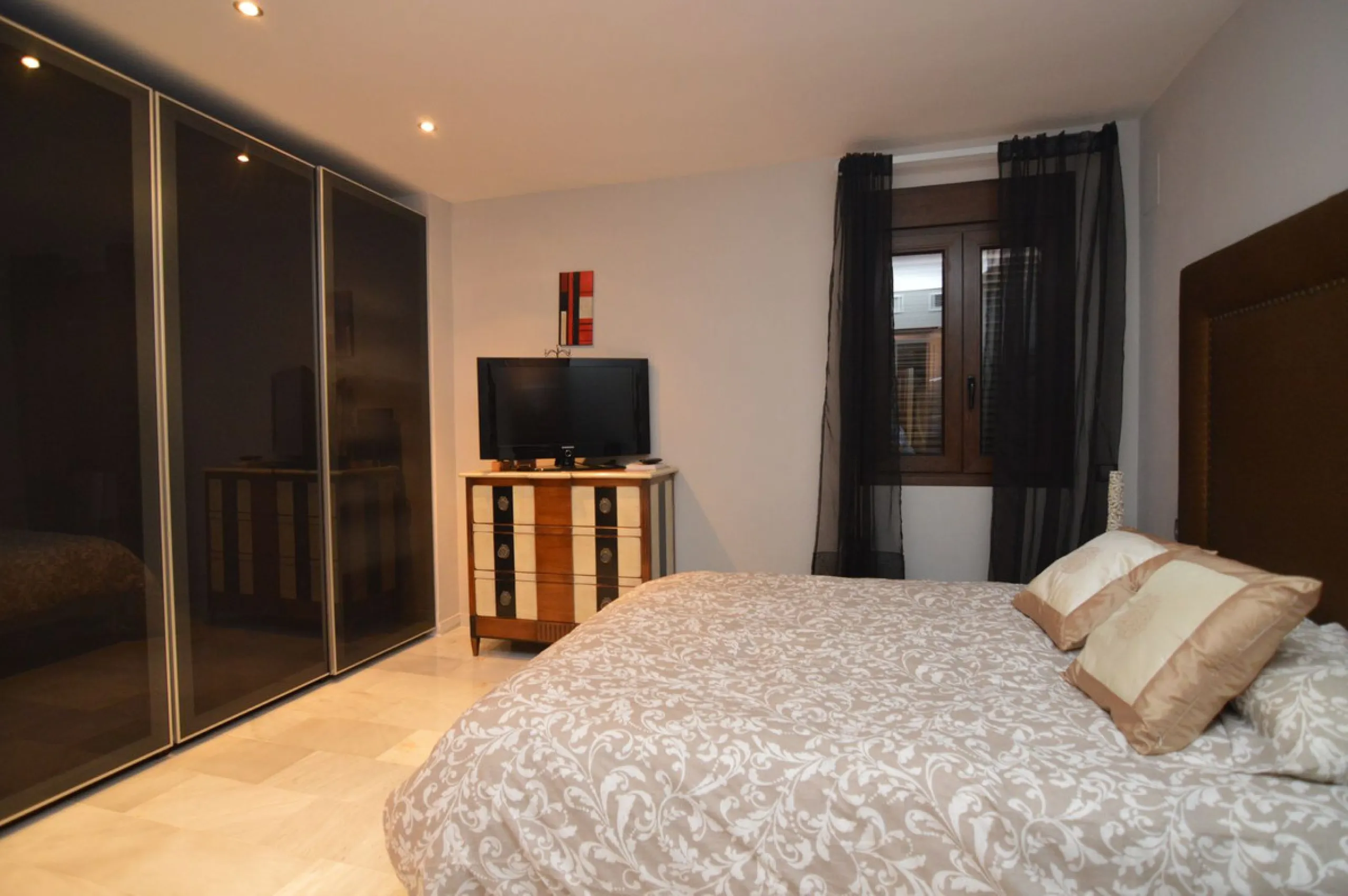 Apartment - Middle Floor Apartment в продаже в Marbella, Málaga. В доме 3 спален и 3 ванных комнат. Площадь дома 140 м²