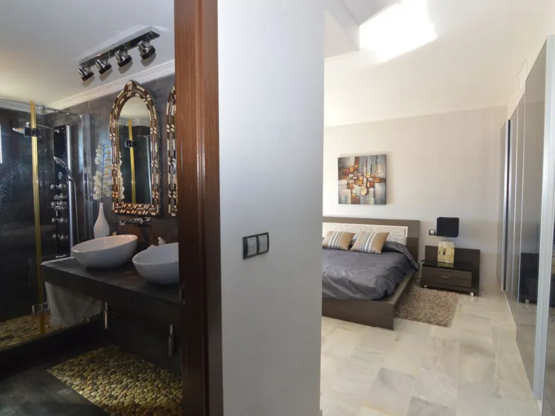 Apartment - Middle Floor Apartment в продаже в Marbella, Málaga. В доме 3 спален и 3 ванных комнат. Площадь дома 140 м²