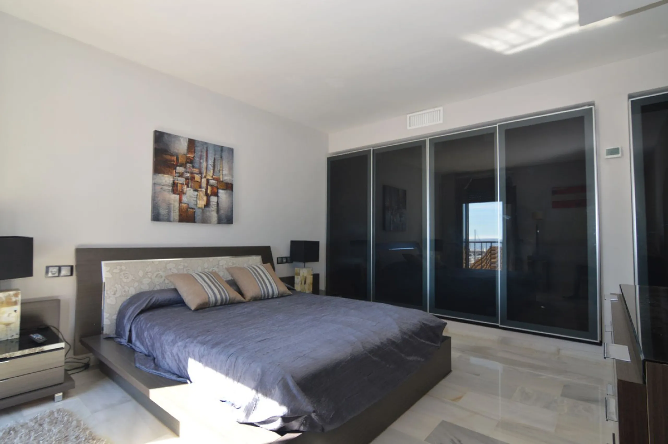 Apartment - Middle Floor Apartment в продаже в Marbella, Málaga. В доме 3 спален и 3 ванных комнат. Площадь дома 140 м²