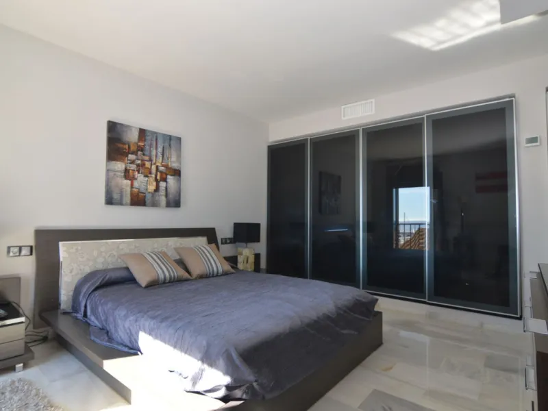 Apartment - Middle Floor Apartment в продаже в Marbella, Málaga. В доме 3 спален и 3 ванных комнат. Площадь дома 140 м²