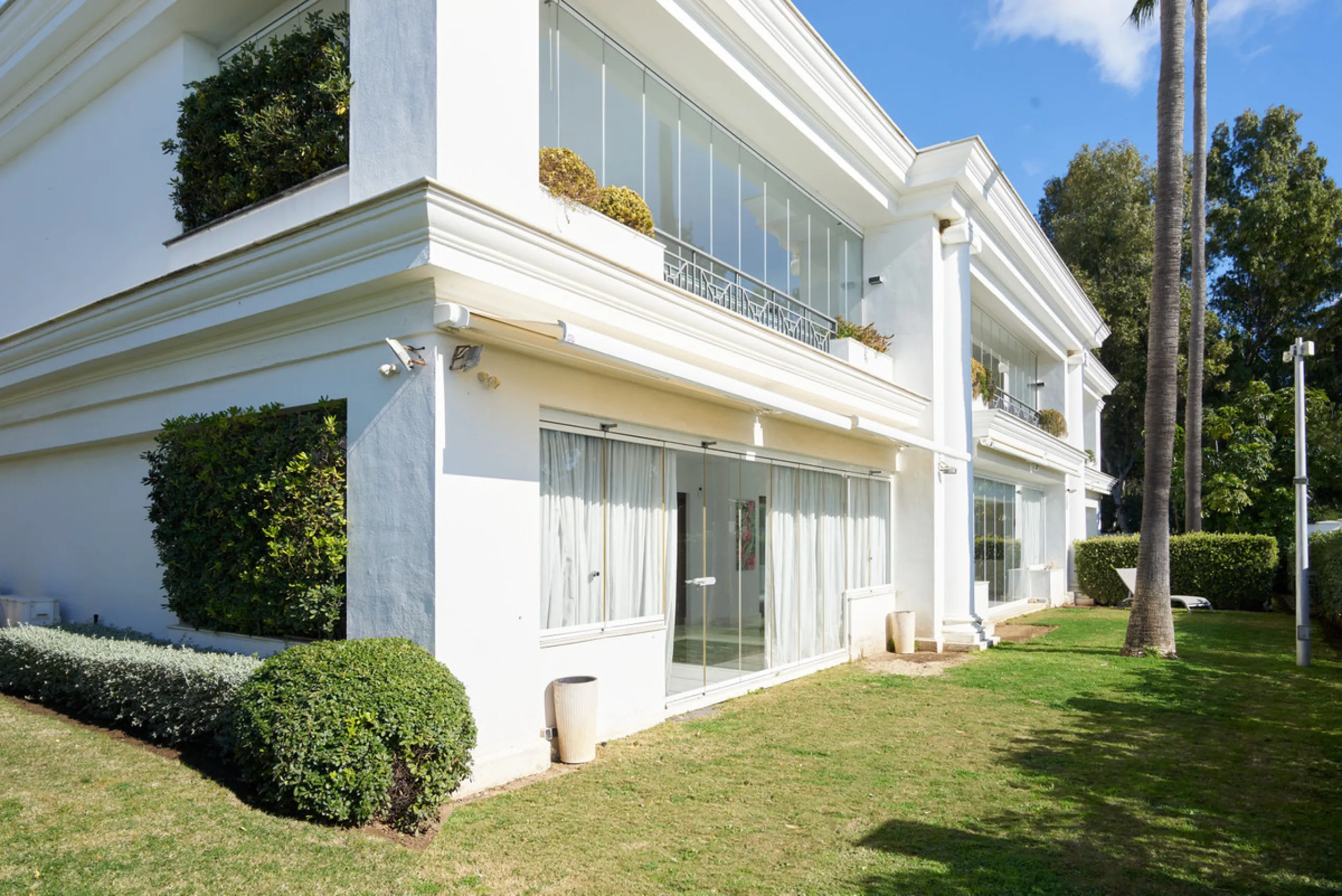 Situated in the prestigious Doncella Beach area, Estepona, this exquisite ground floor apartment offers an unparalleled blend of luxury and convenience. Boasting a prime front-line beach location, the property provides direct access to the sea and is with