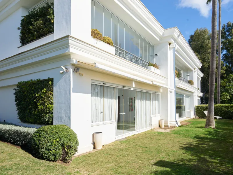 Situated in the prestigious Doncella Beach area, Estepona, this exquisite ground floor apartment offers an unparalleled blend of luxury and convenience. Boasting a prime front-line beach location, the property provides direct access to the sea and is with