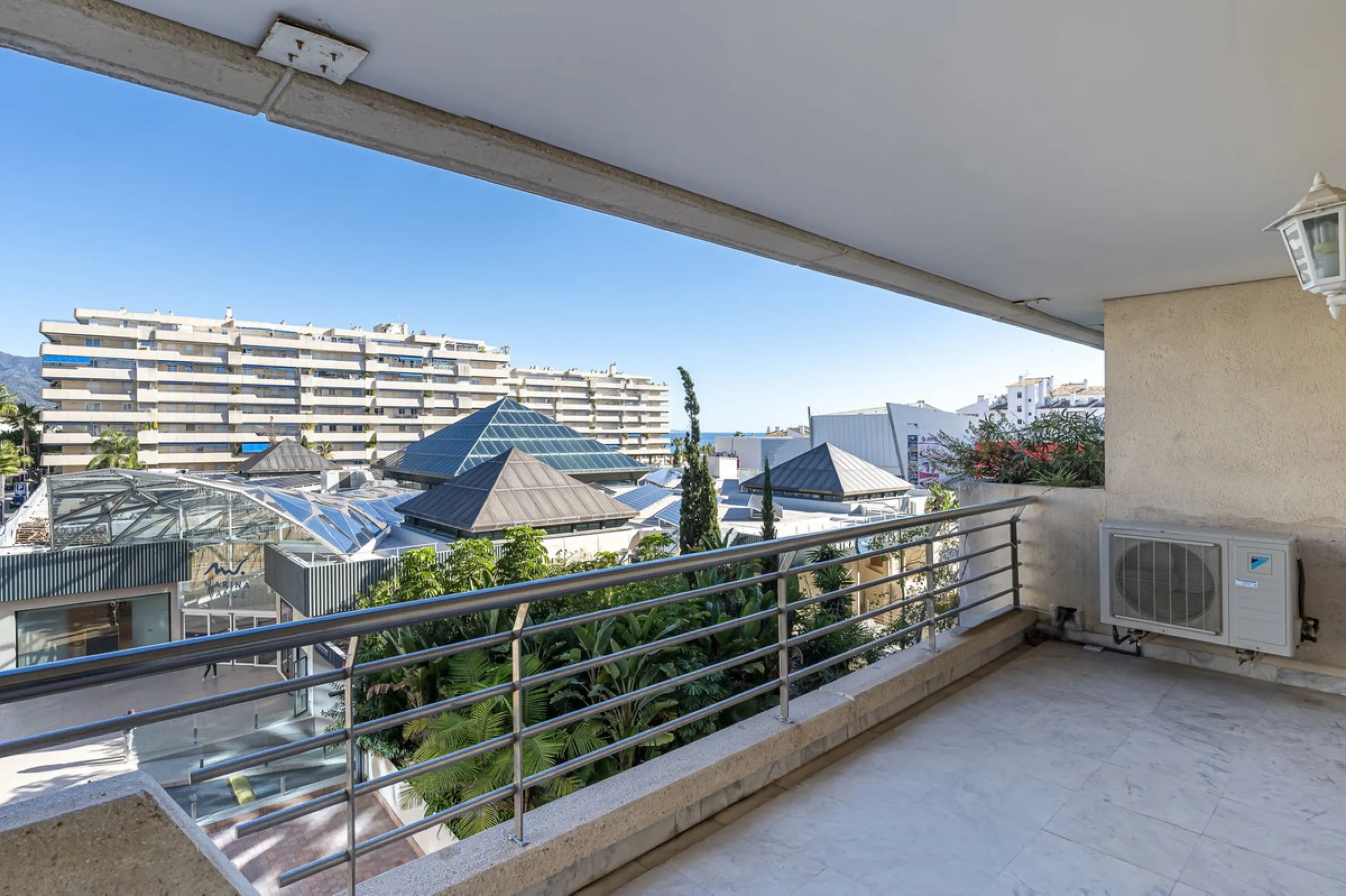We present this fabulous flat in a premium location.