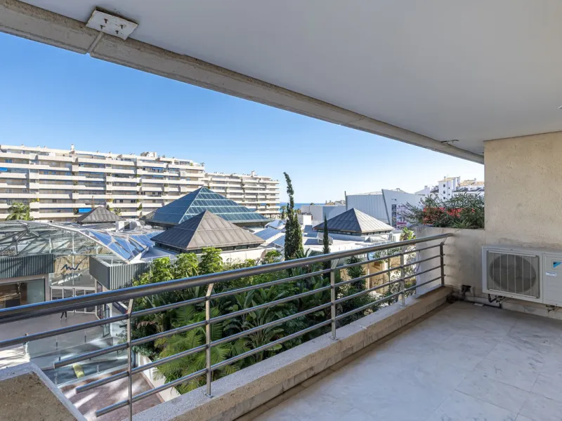 We present this fabulous flat in a premium location.