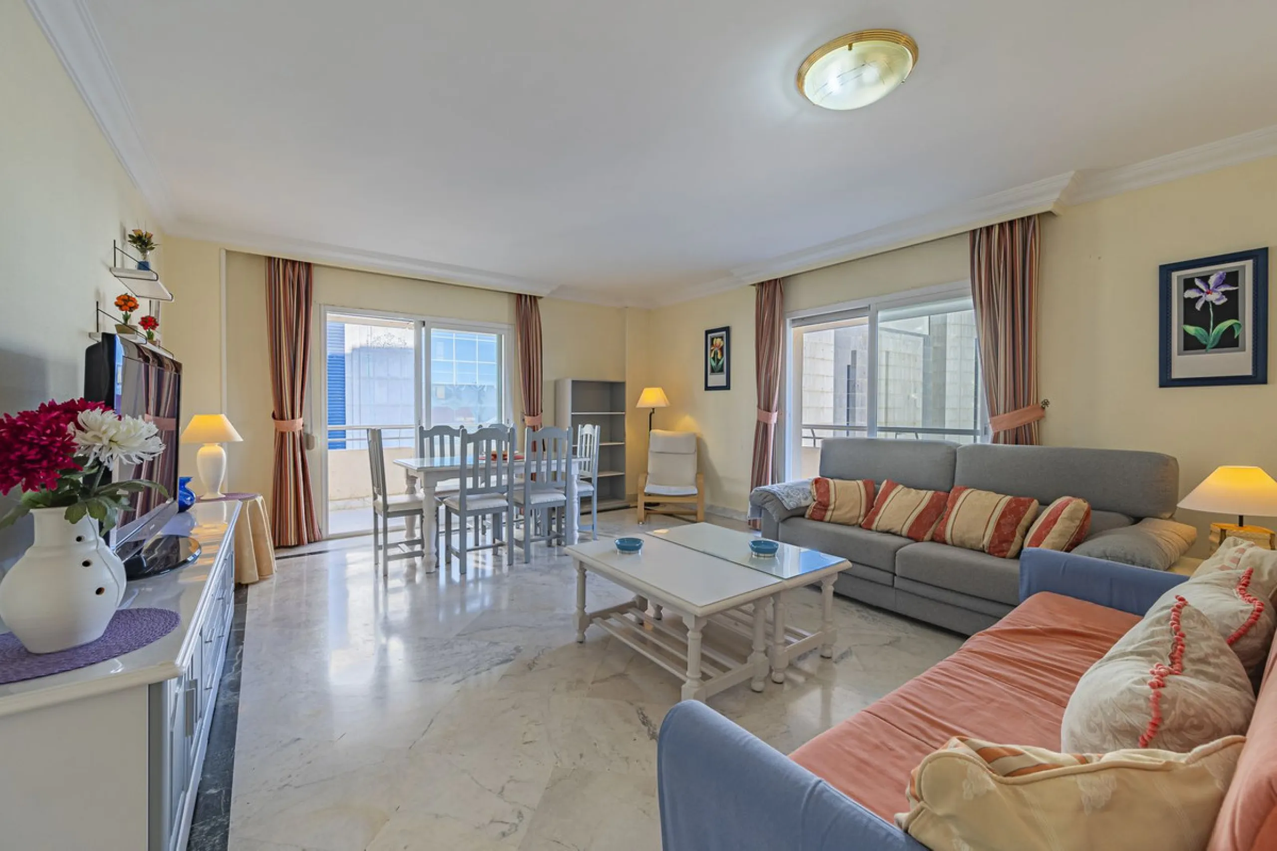 We present this fabulous flat in a premium location.
