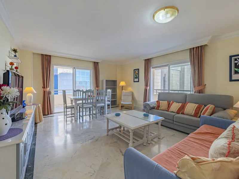 We present this fabulous flat in a premium location.