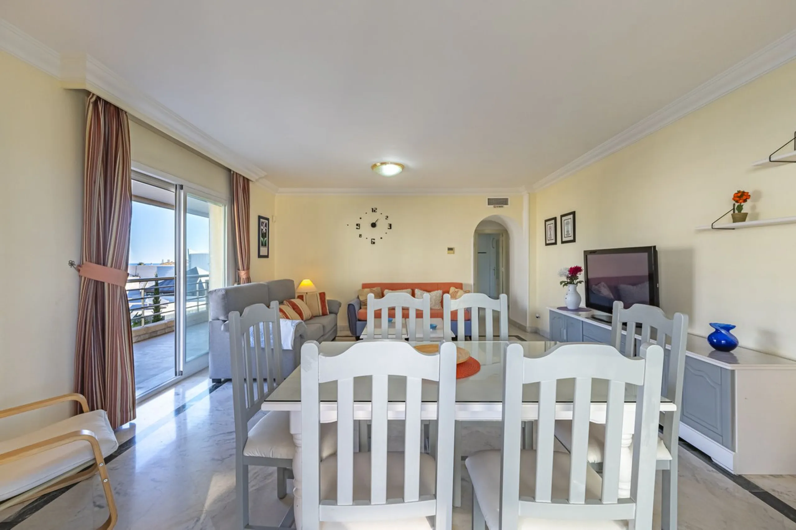 We present this fabulous flat in a premium location.